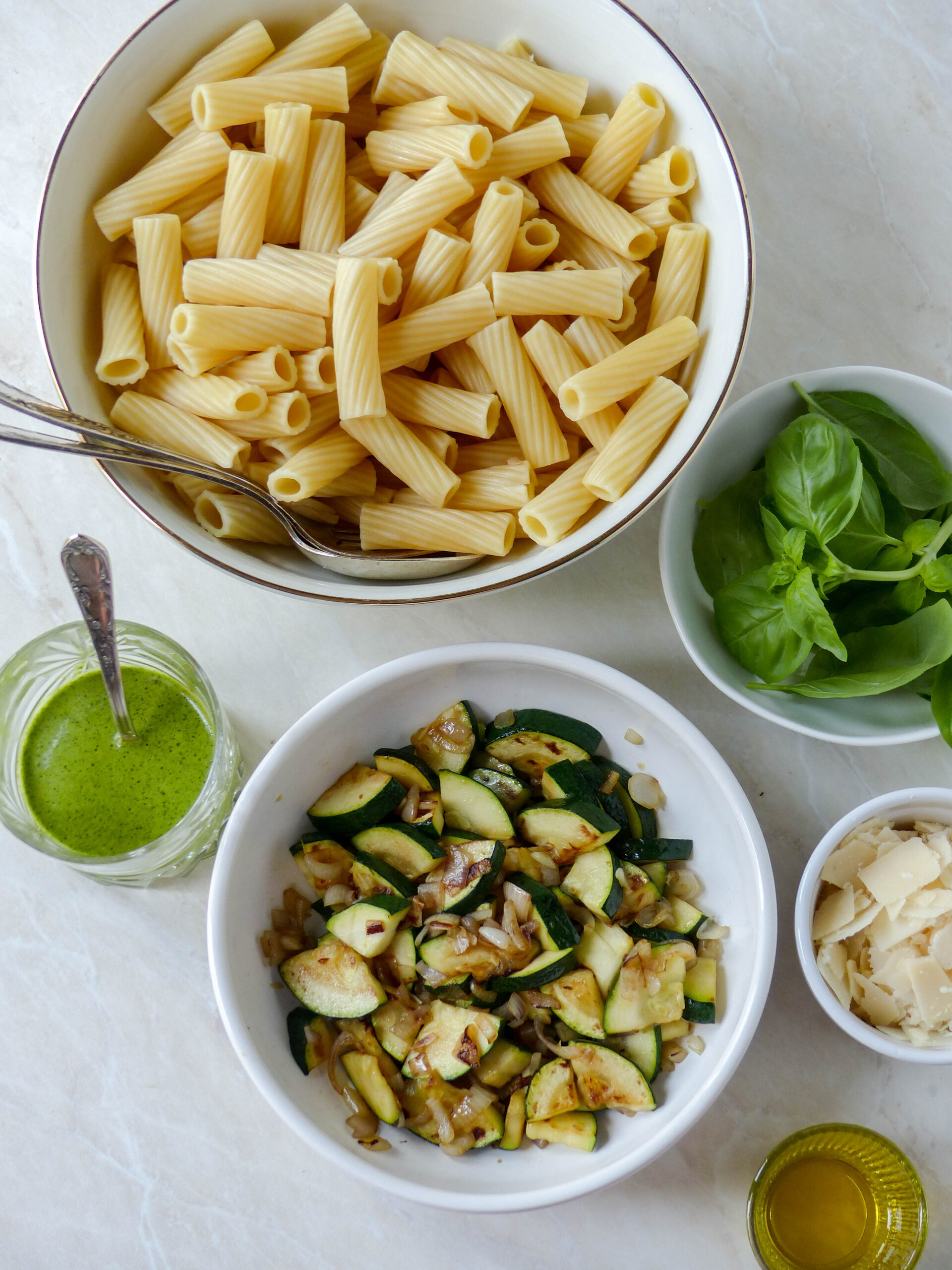 Grüner Nudelsalat mit Zucchini, Parmesan und Basilikum-Vinaigrette