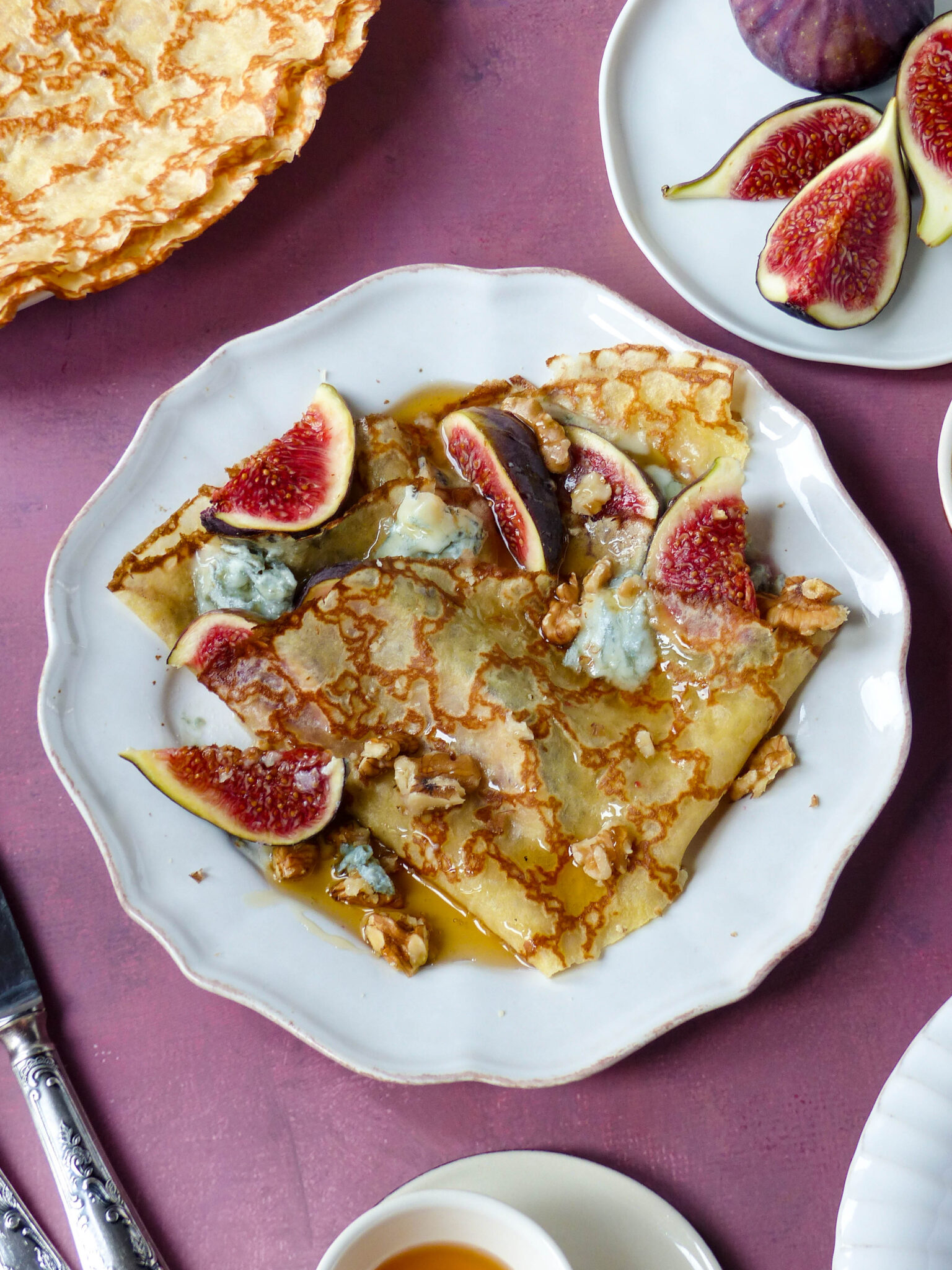 Herzhafte Crêpes mit Gorgonzola, Feigen &amp; Walnüssen - Anna Lee EATS.