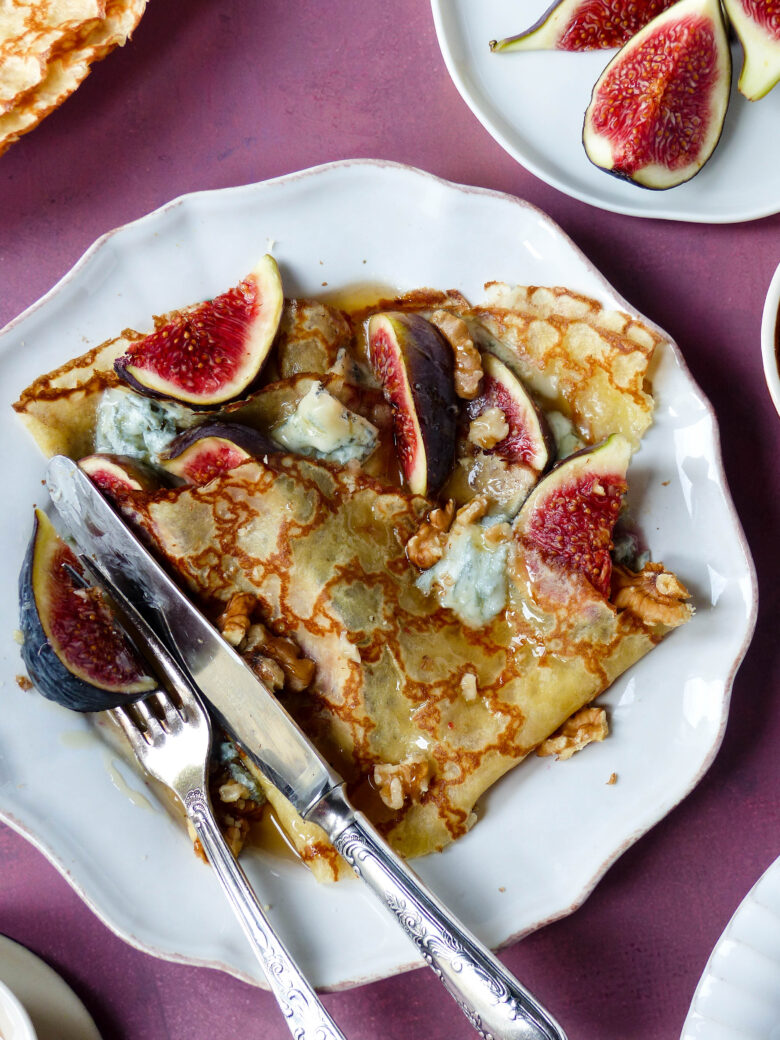 Herzhafte Crêpes mit Gorgonzola, Feigen &amp; Walnüssen - Anna Lee EATS.