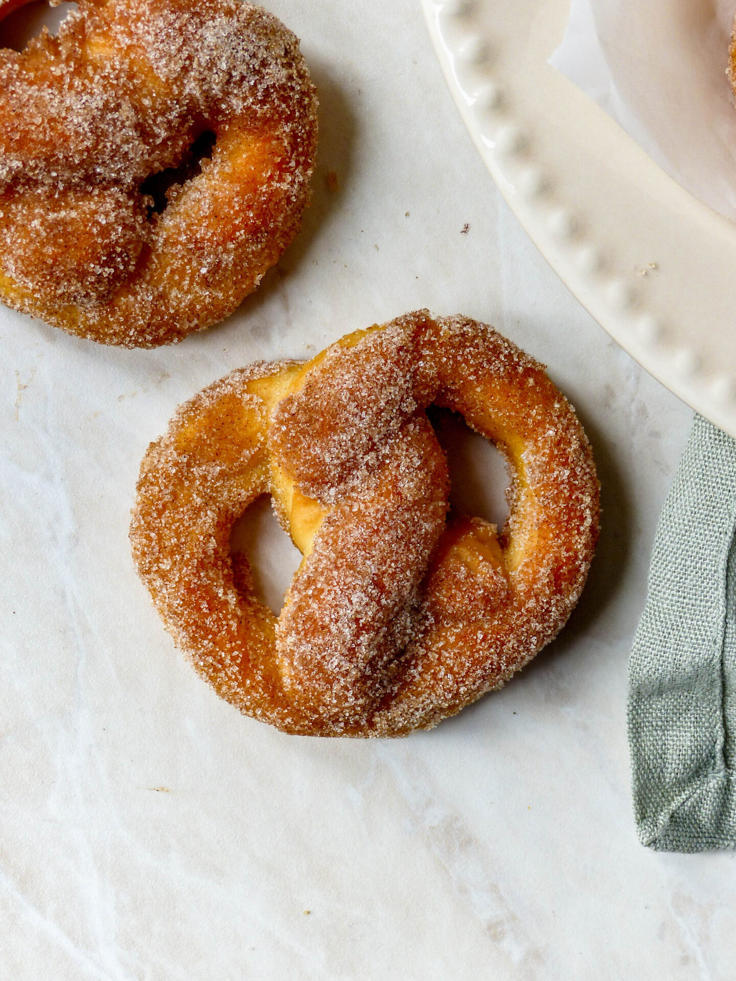 Zimt-Zucker Brezeln – weiches, süßes Hefegebäck – Anna Lee EATS.