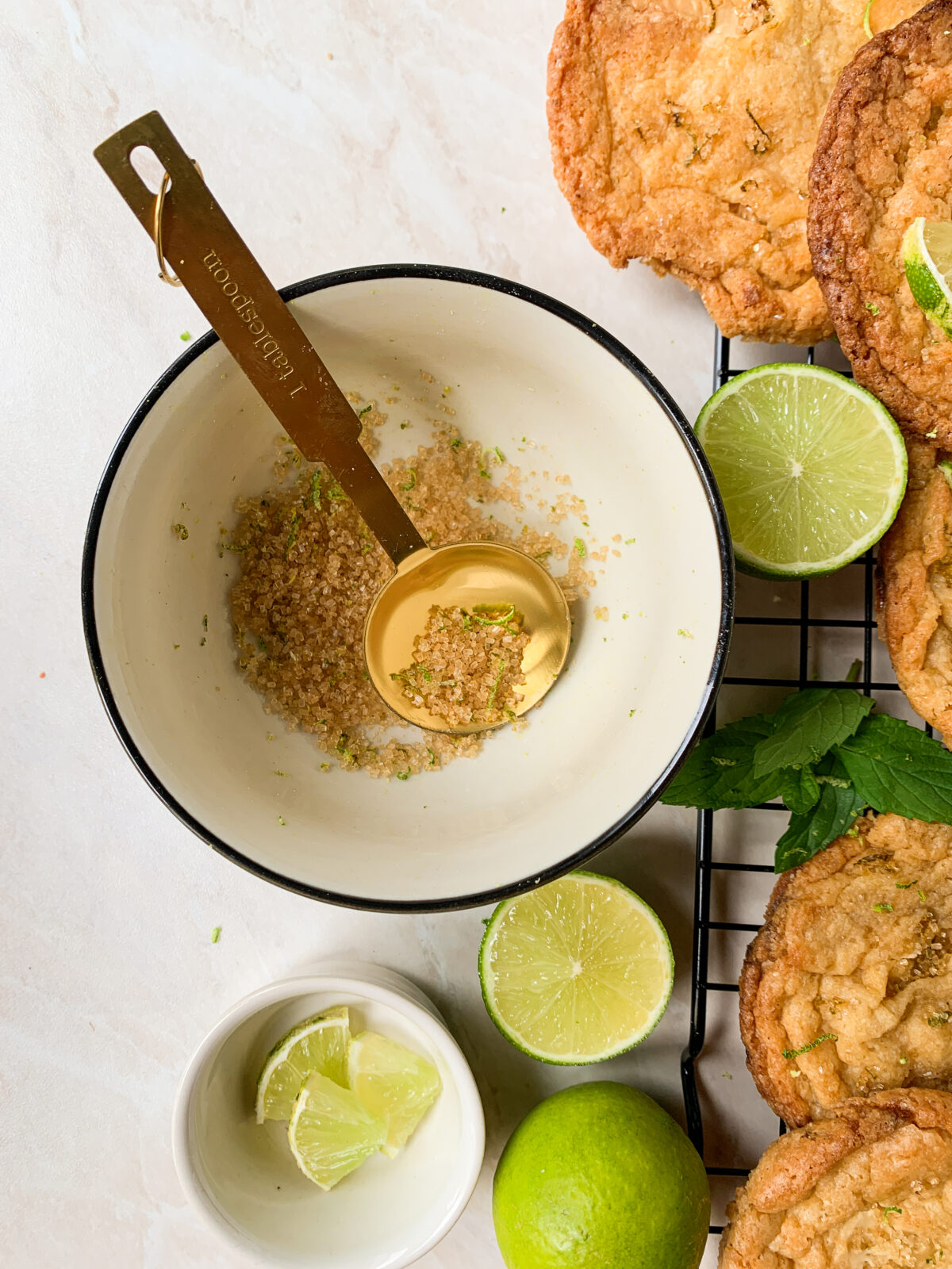 Mojito-Cookies mit Minze, Rum-Extrakt, Limette & weißer Schokolade Mojito-Cookies mit Minze, Rum-Extrakt, Limette & weißer Schokolade
