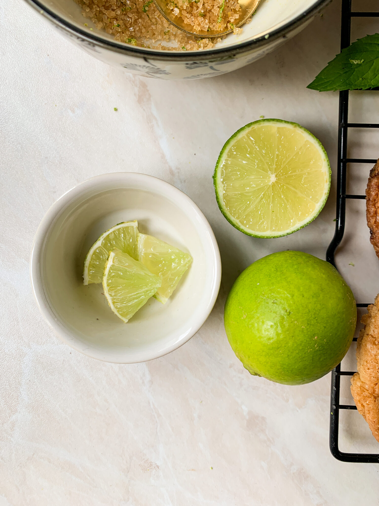 Mojito-Cookies mit Minze, Rum-Extrakt, Limette & weißer Schokolade Mojito-Cookies mit Minze, Rum-Extrakt, Limette & weißer Schokolade