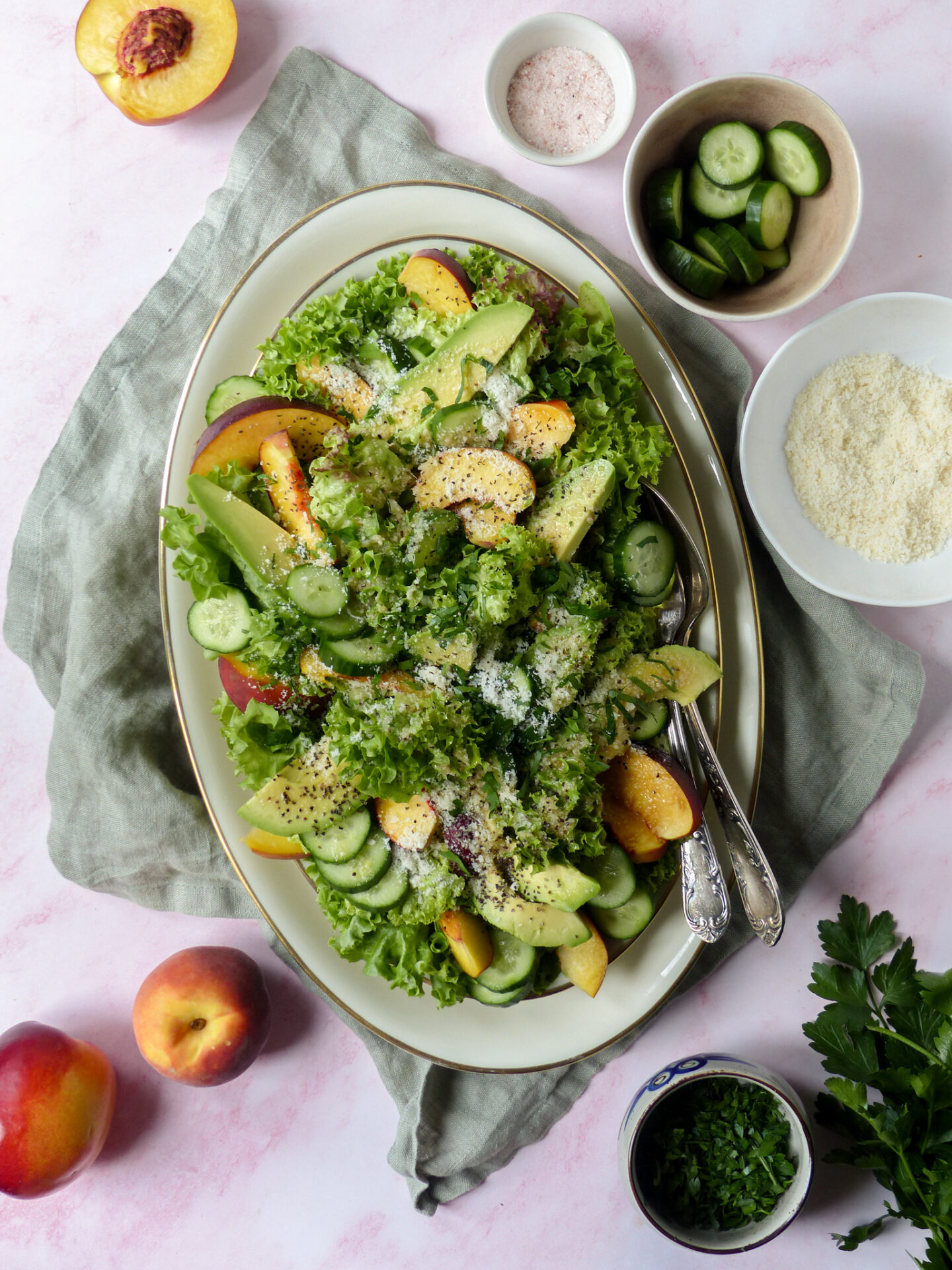 Sommer Salat mit Pfirsich, Nektarine, Avocado und Parmesan