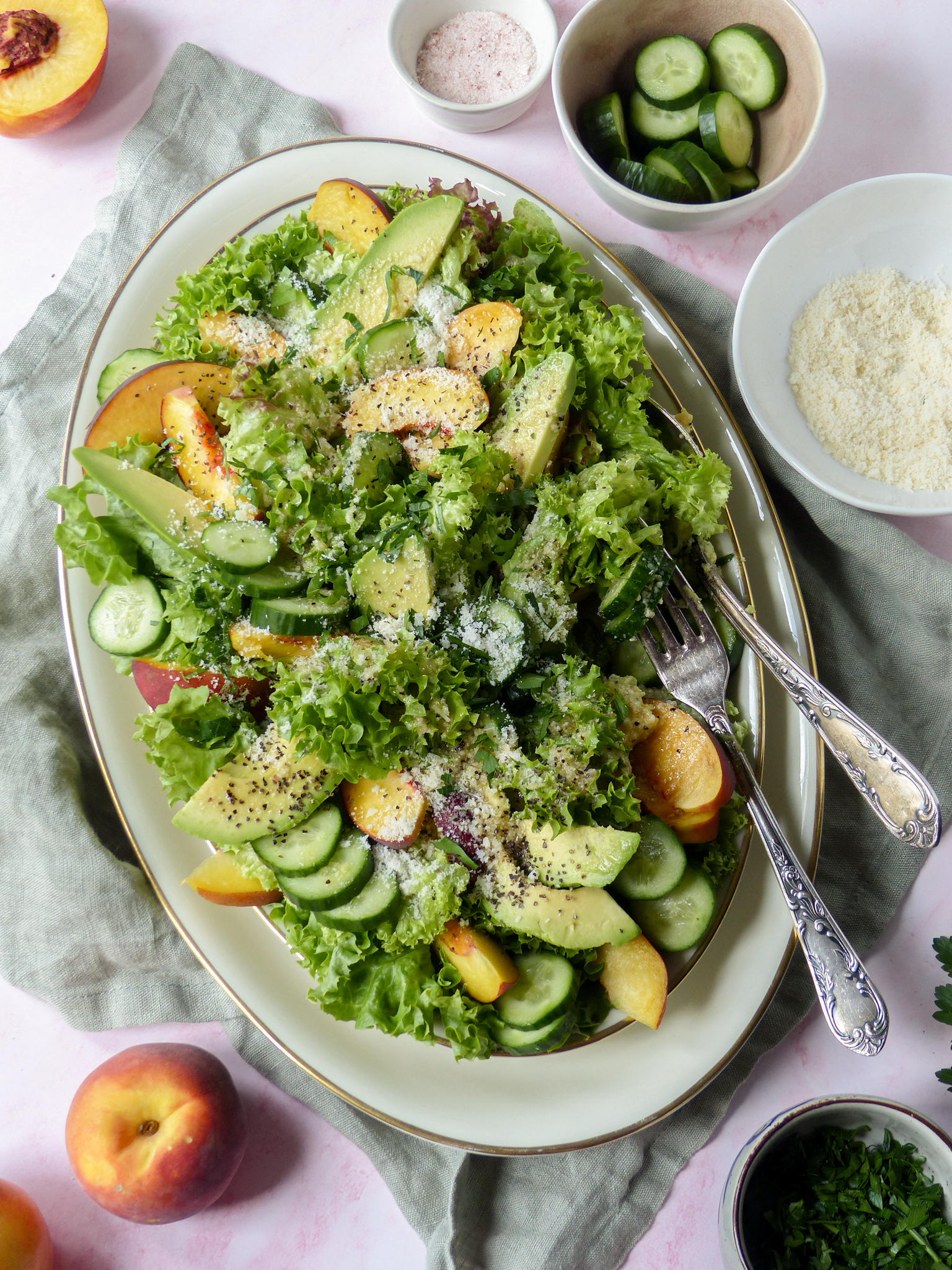 Sommer Salat mit Pfirsich, Nektarine, Avocado, Parmesan & Honig-Vinaigrette Anna Lee EATS.