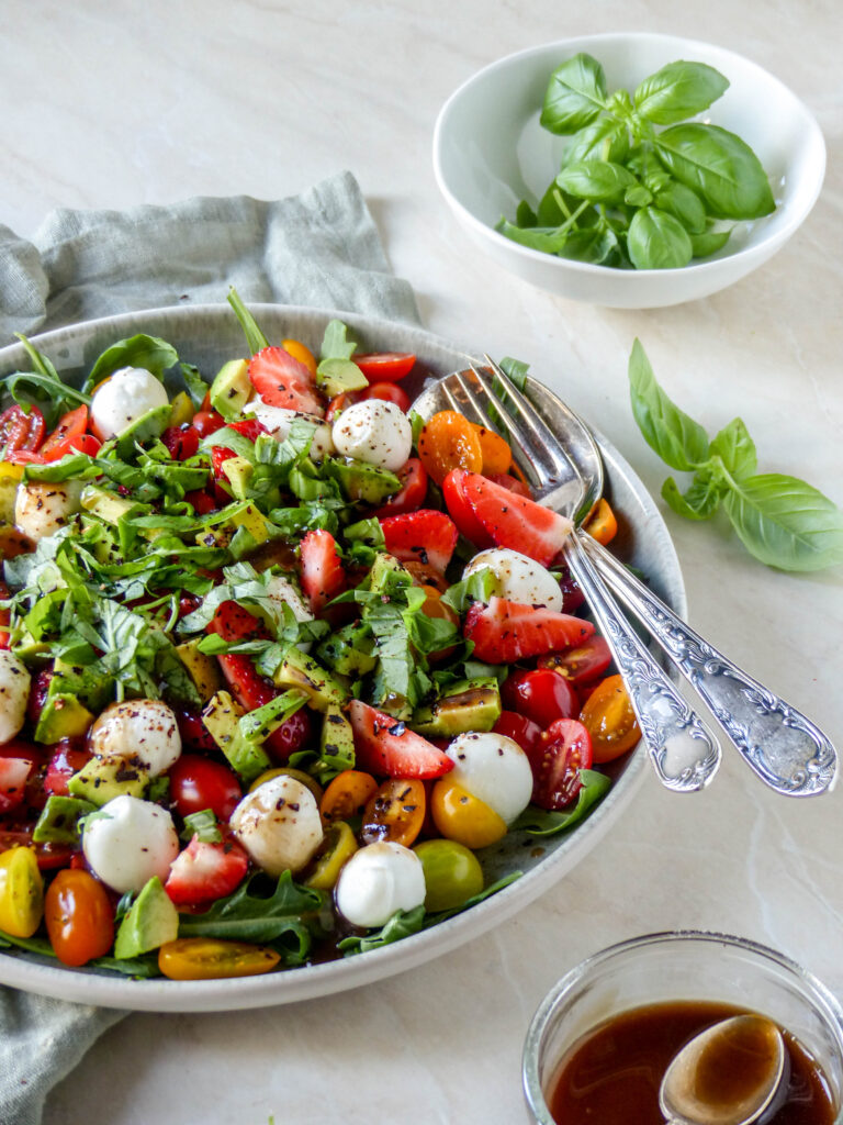 Caprese Salat mit Erdbeeren und Avocado