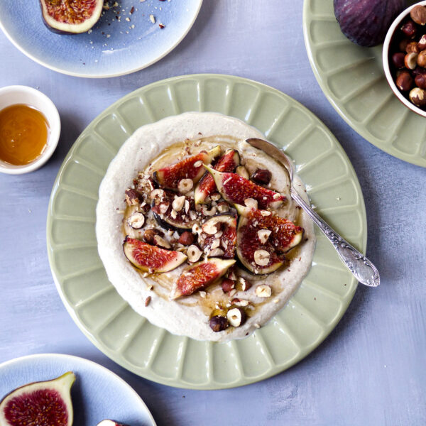 Haselnuss Joghurt mit karamellisierten Feigen - Anna Lee EATS. Haselnuss Joghurt mit karamellisierten Feigen - Anna Lee EATS.