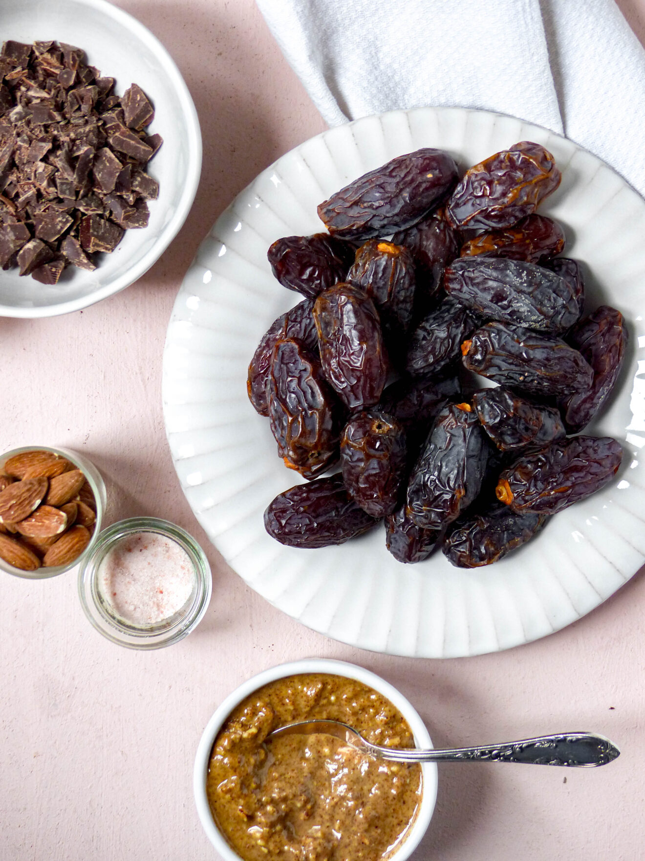 Medjool Datteln gefüllt mit Mandelbutter - Anna Lee EATS.