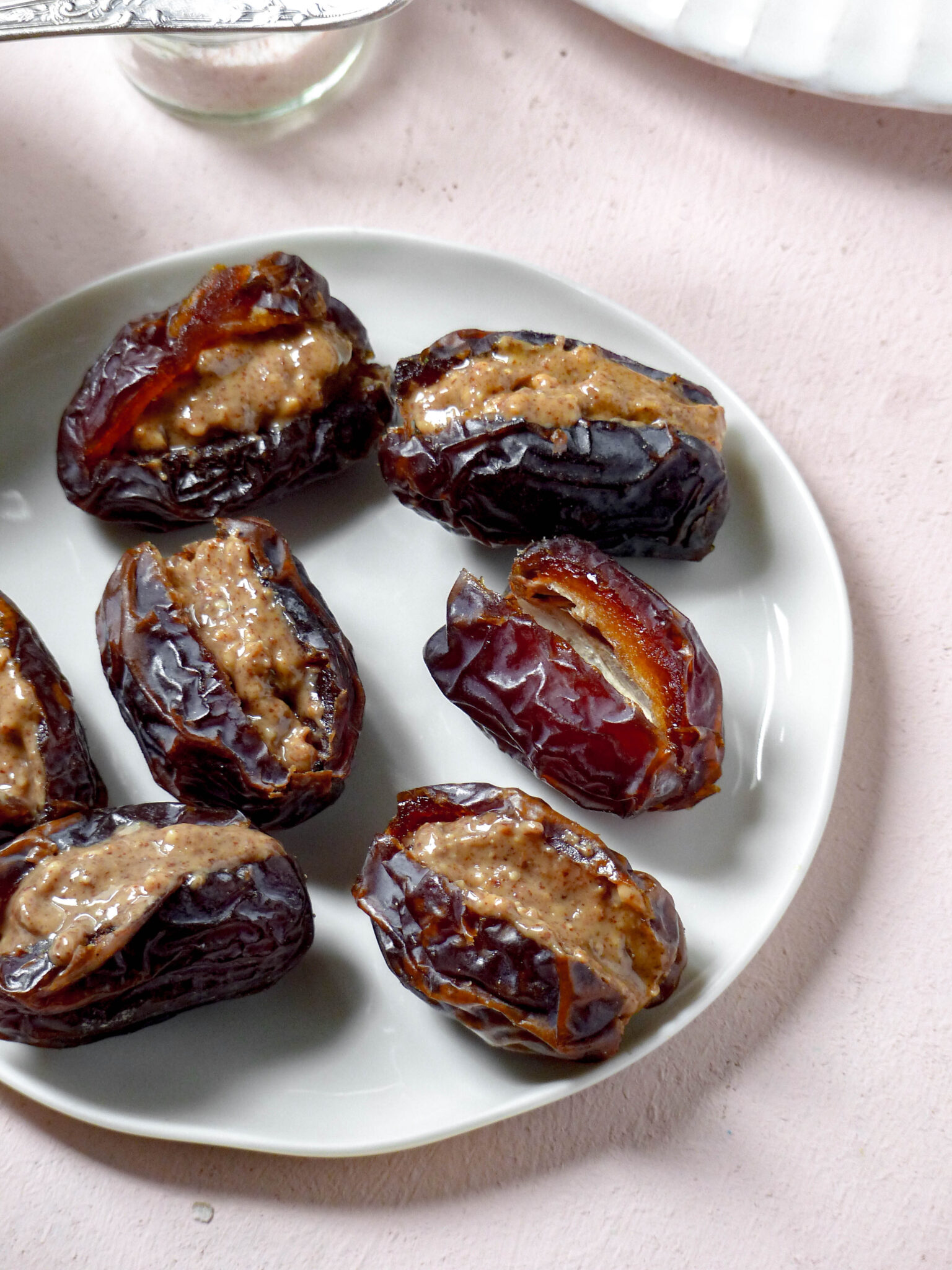 Medjool Datteln gefüllt mit Mandelbutter - Anna Lee EATS.