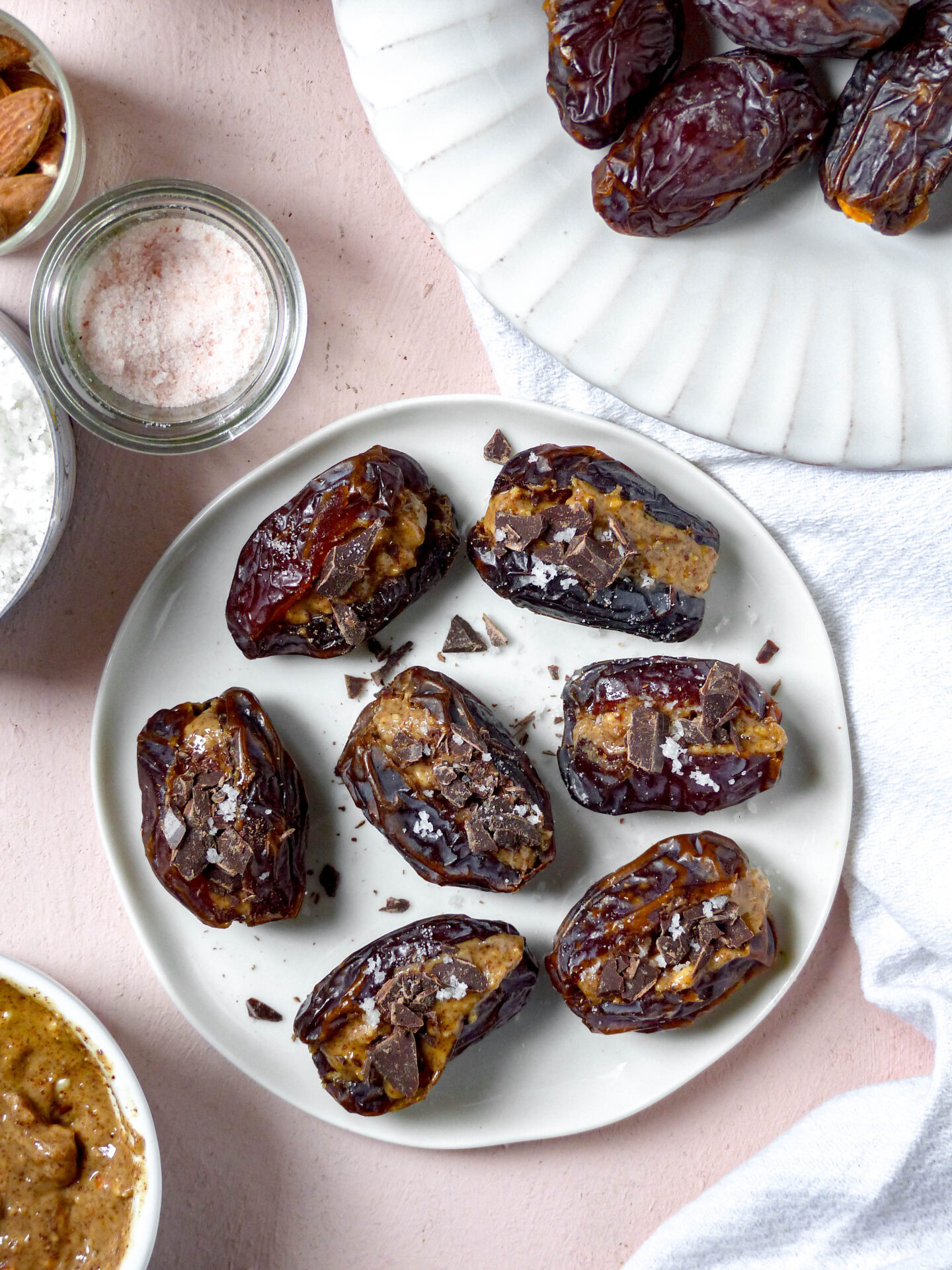 Medjool Datteln gefüllt mit Mandelbutter - Anna Lee EATS.