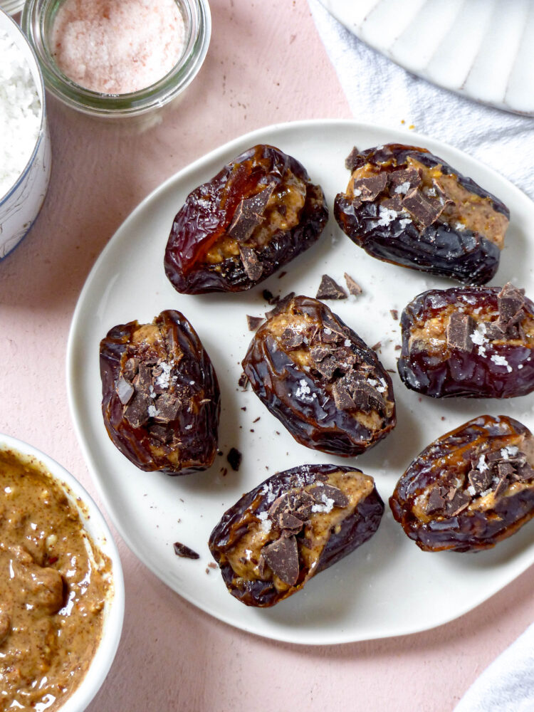 Medjool Datteln gefüllt mit Mandelbutter - Anna Lee EATS.