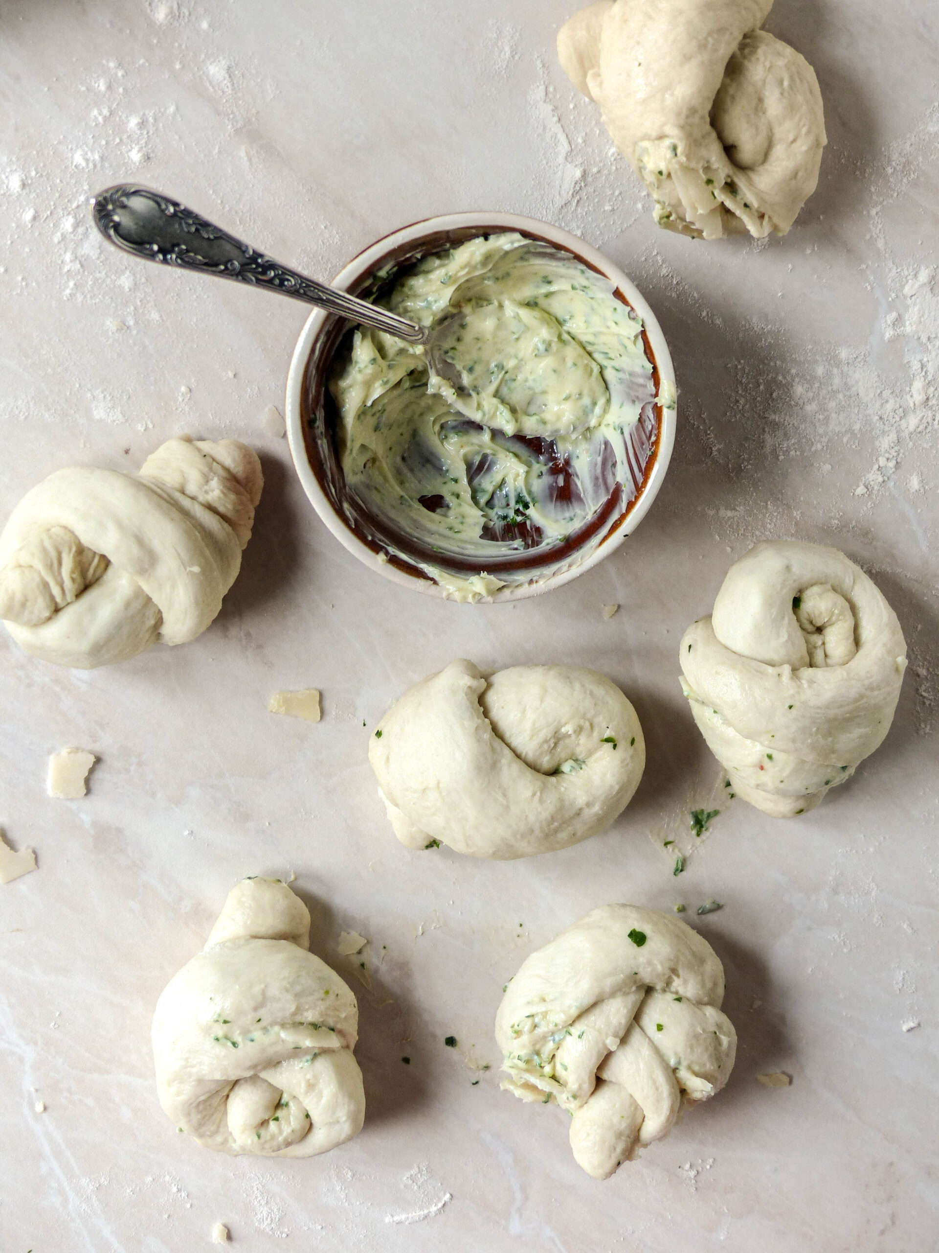 Herzhafte Hefeschnecken mit Parmesan -  Anna Lee EATS.