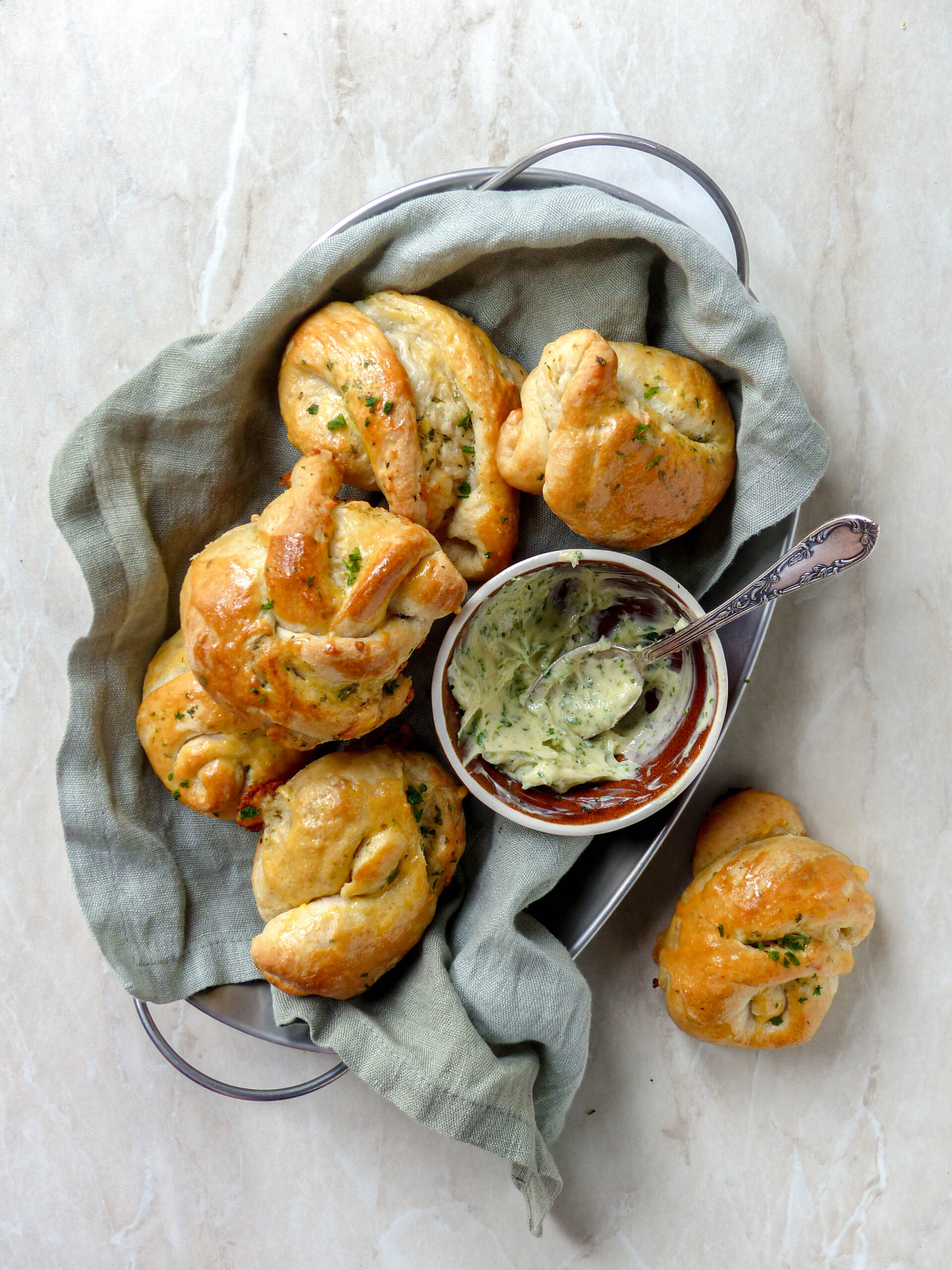 Herzhafte Hefeschnecken mit Parmesan -  Anna Lee EATS.