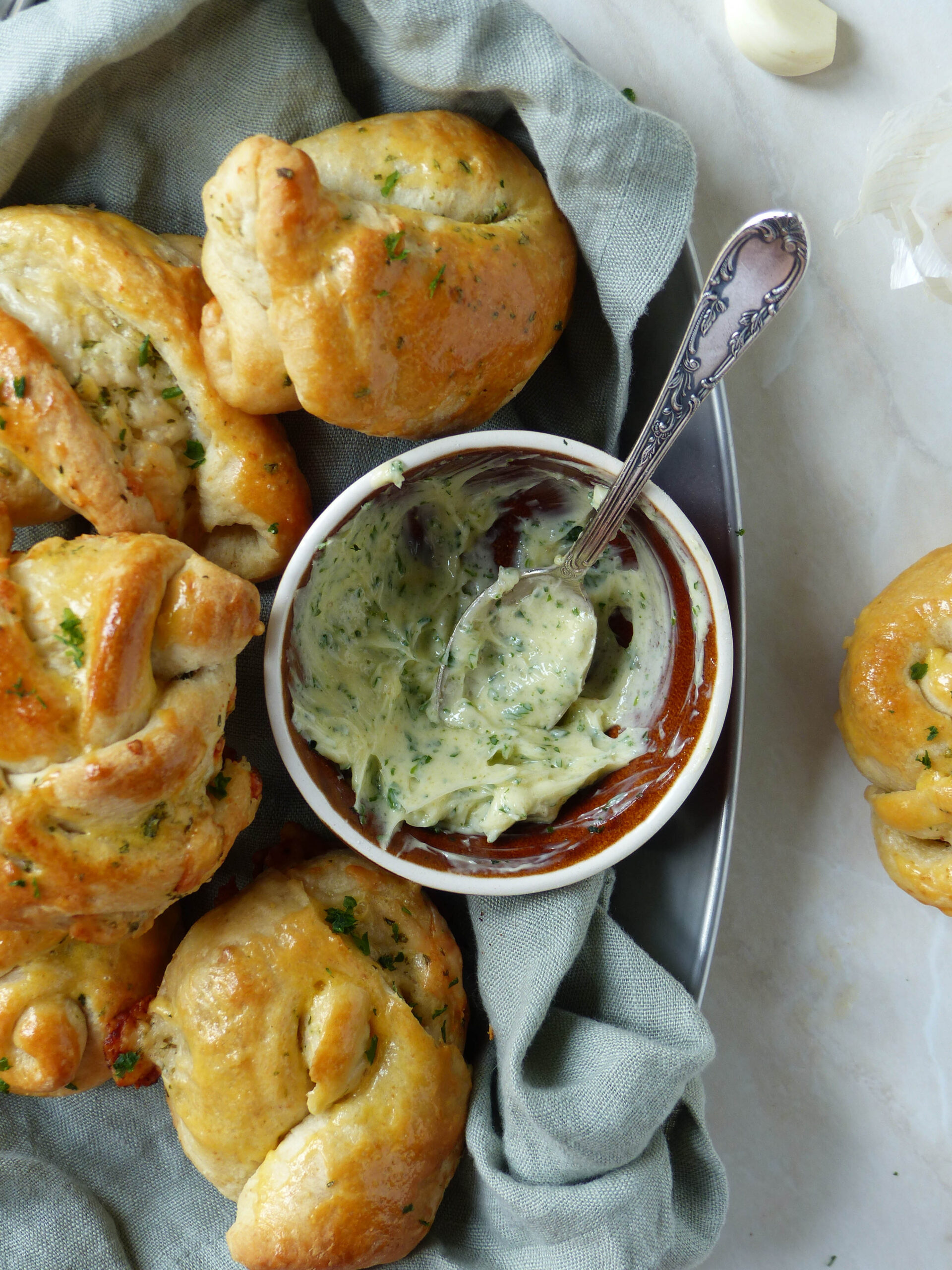 Herzhafte Hefeschnecken mit Parmesan -  Anna Lee EATS.