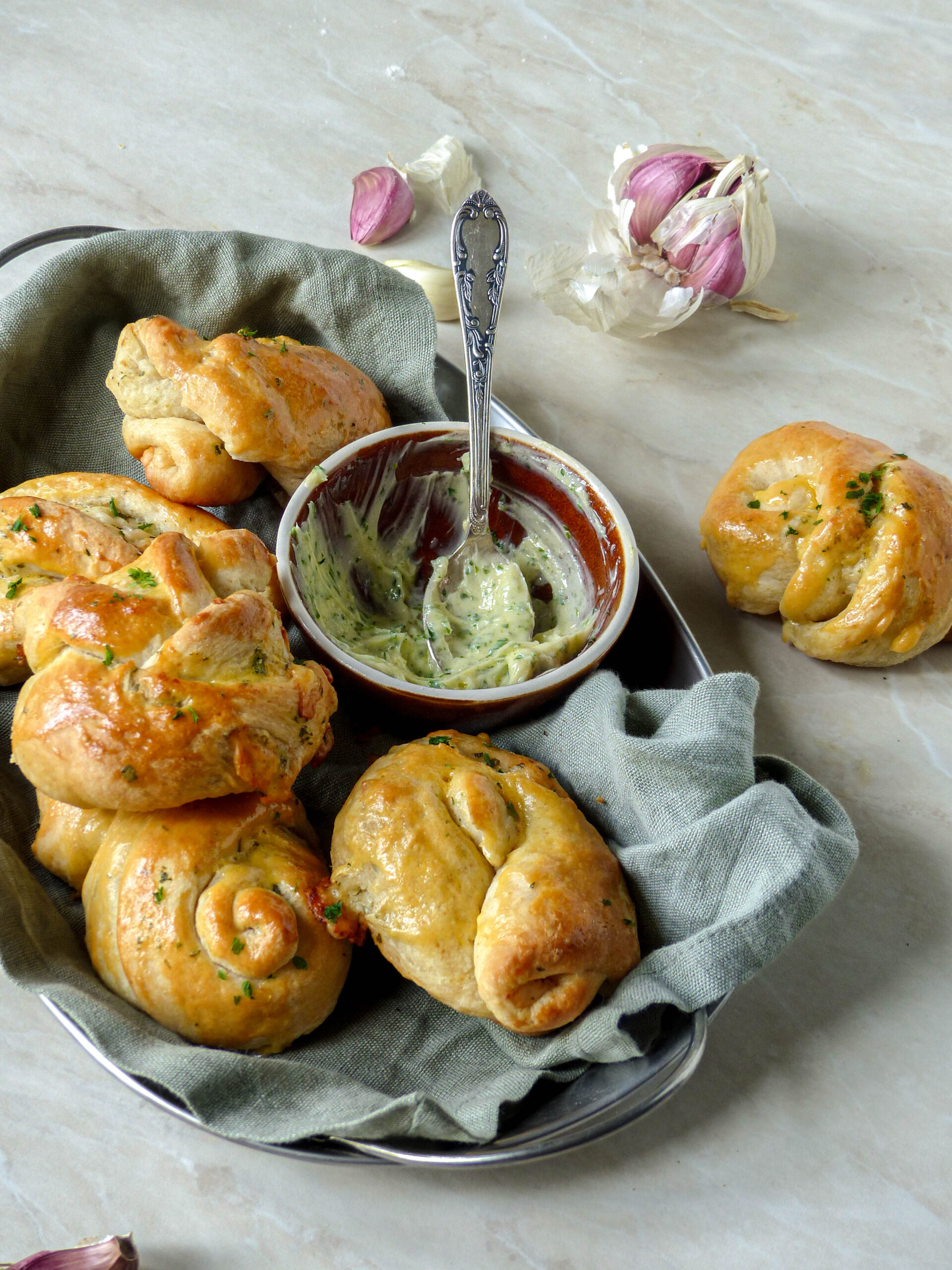 Herzhafte Hefeschnecken mit Parmesan -  Anna Lee EATS.