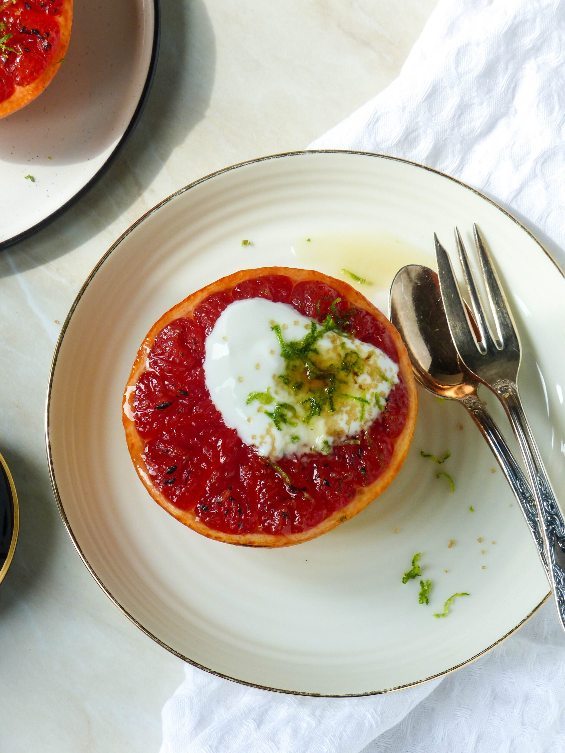 Gegrillte Grapefruits mit Kokosnussjoghurt, Honig und Limette - Anna Lee EATS.