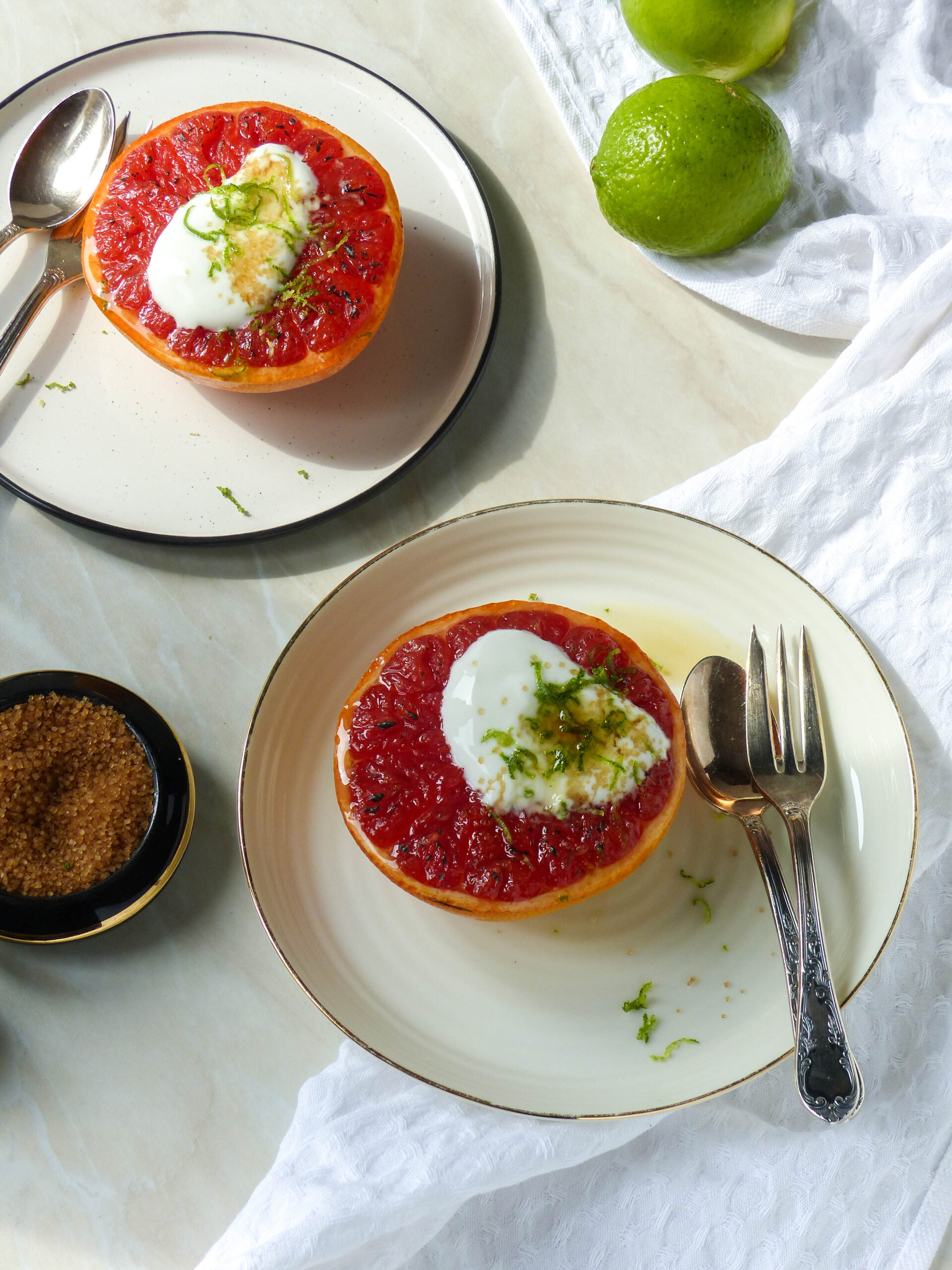 Gegrillte Grapefruits mit Kokosnussjoghurt, Honig und Limette - Anna Lee EATS.