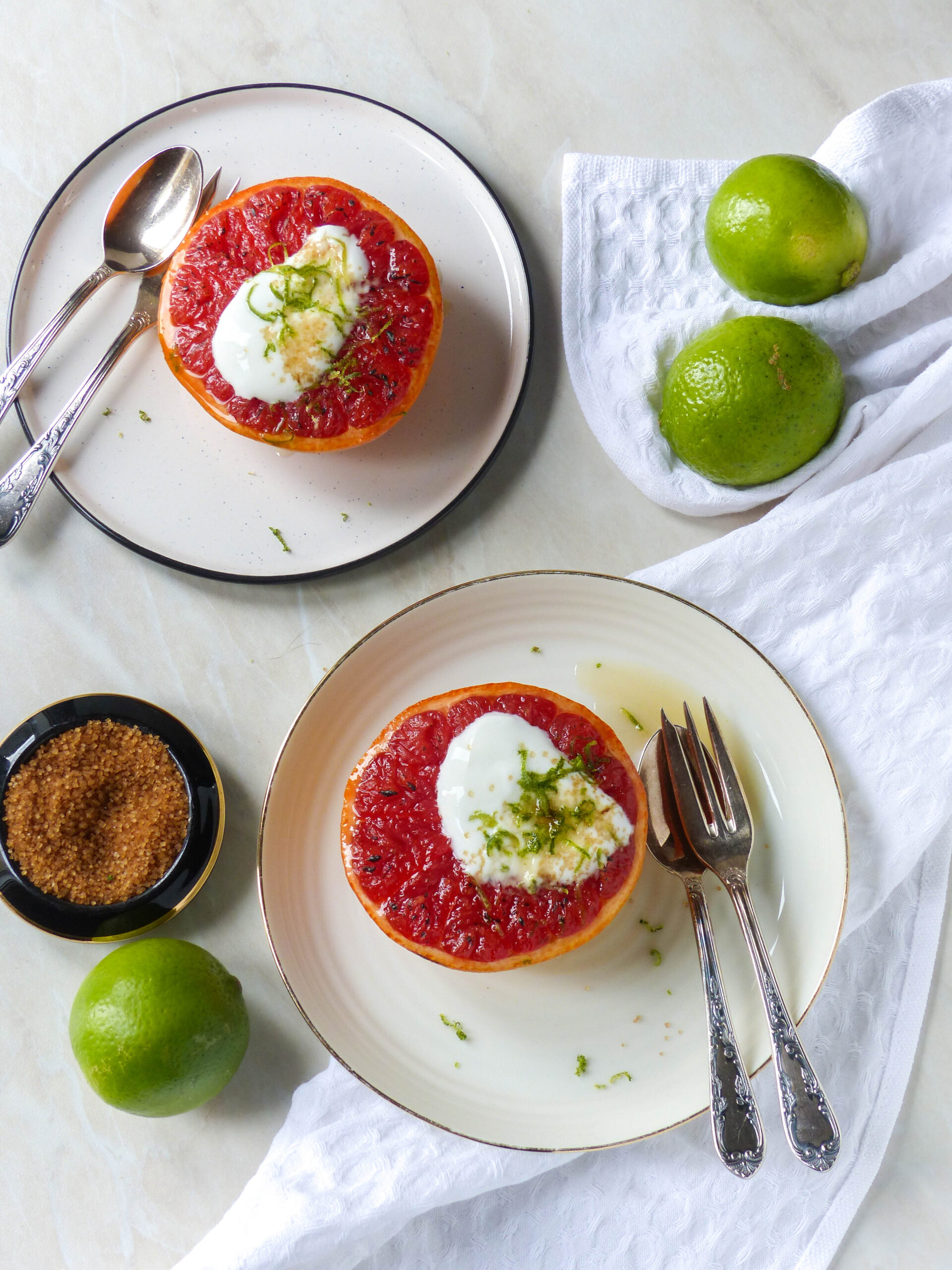 Gegrillte Grapefruits mit Kokosnussjoghurt, Honig und Limette - Anna Lee EATS.