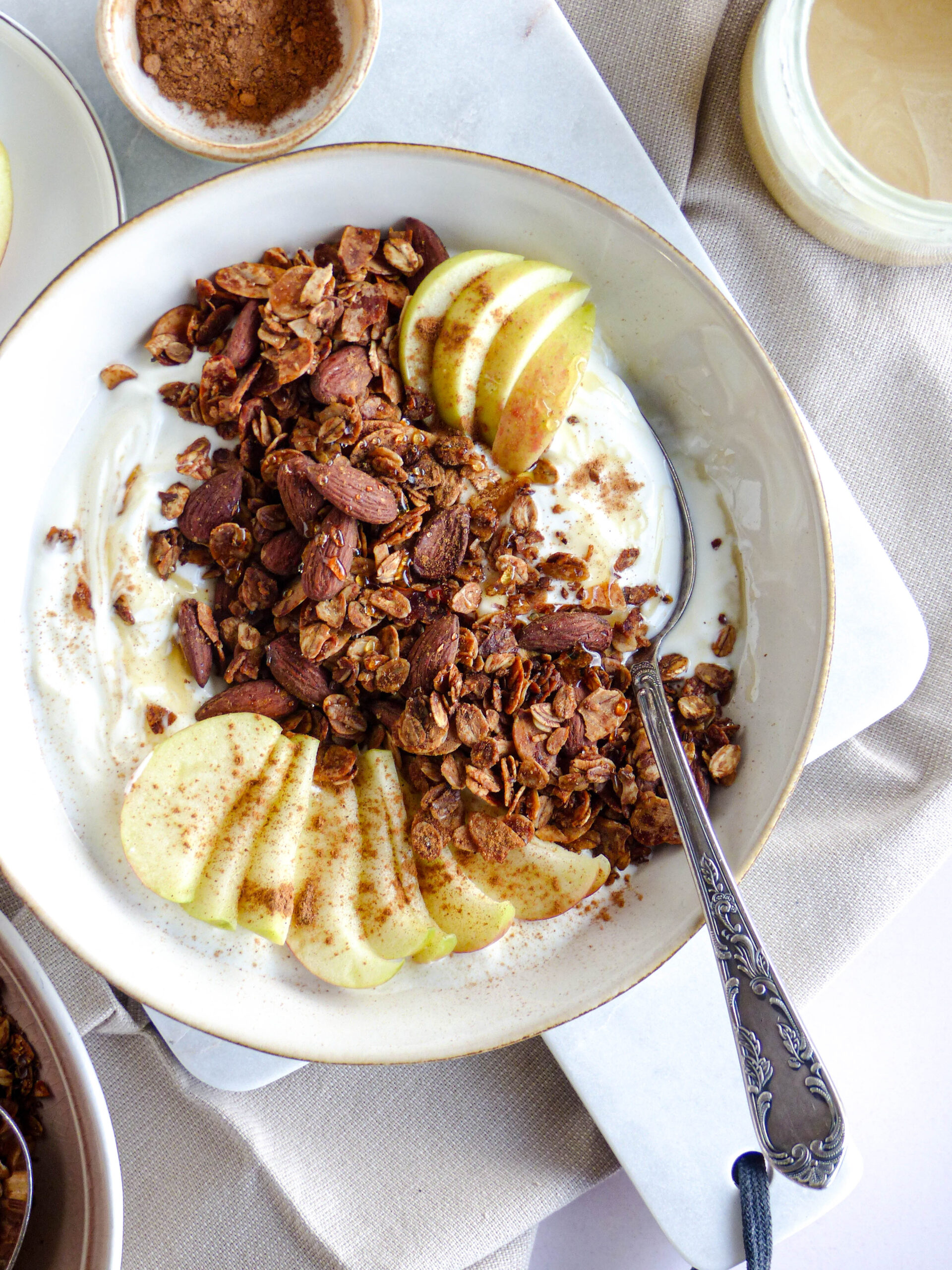 Granola selber machen - einfaches Mandelgranola Anna Lee EATS.