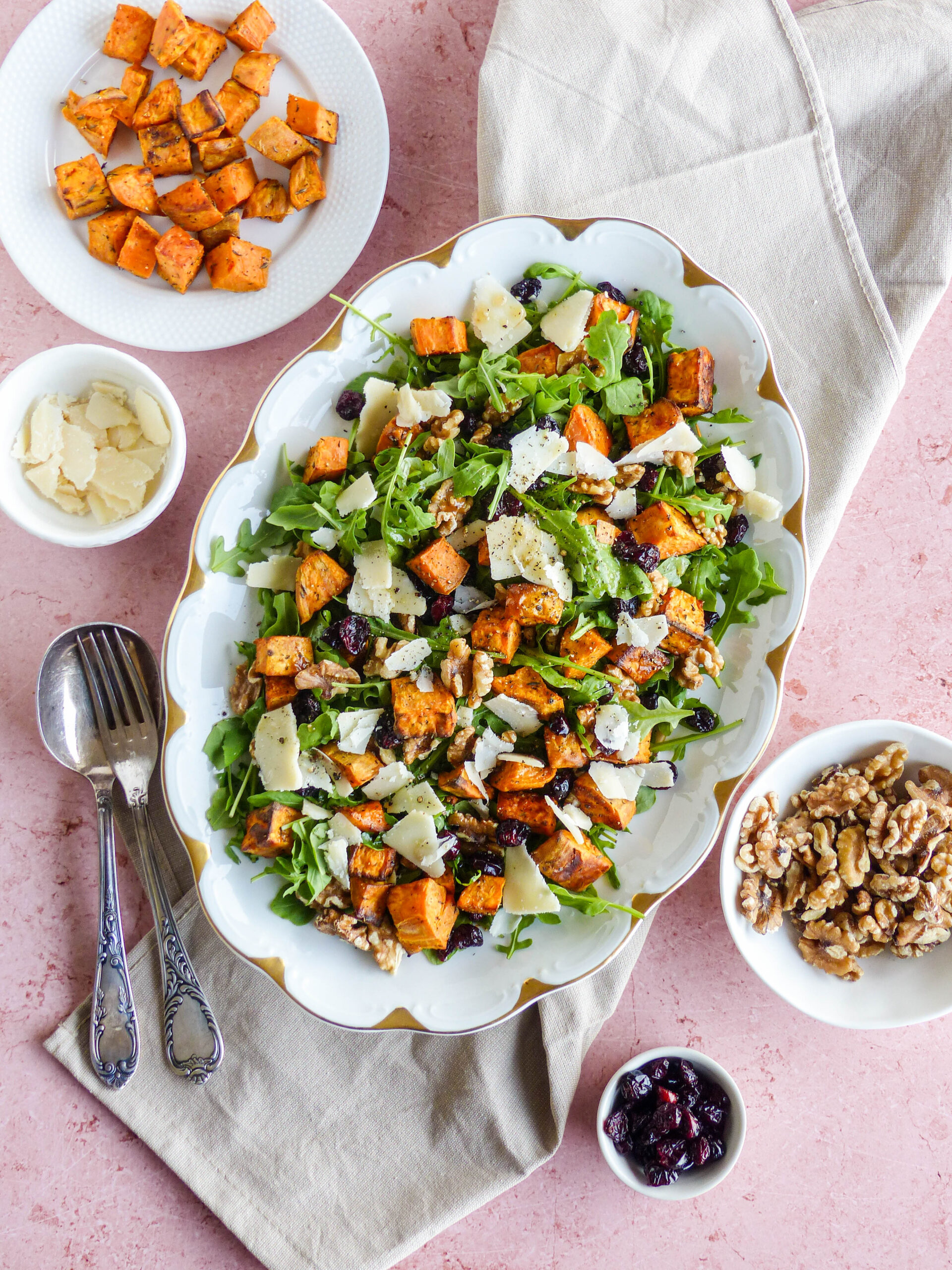 Herbstlicher Süßkartoffelsalat mit Rucola, Walnüssen & Cranberries - Anna Lee EATS.