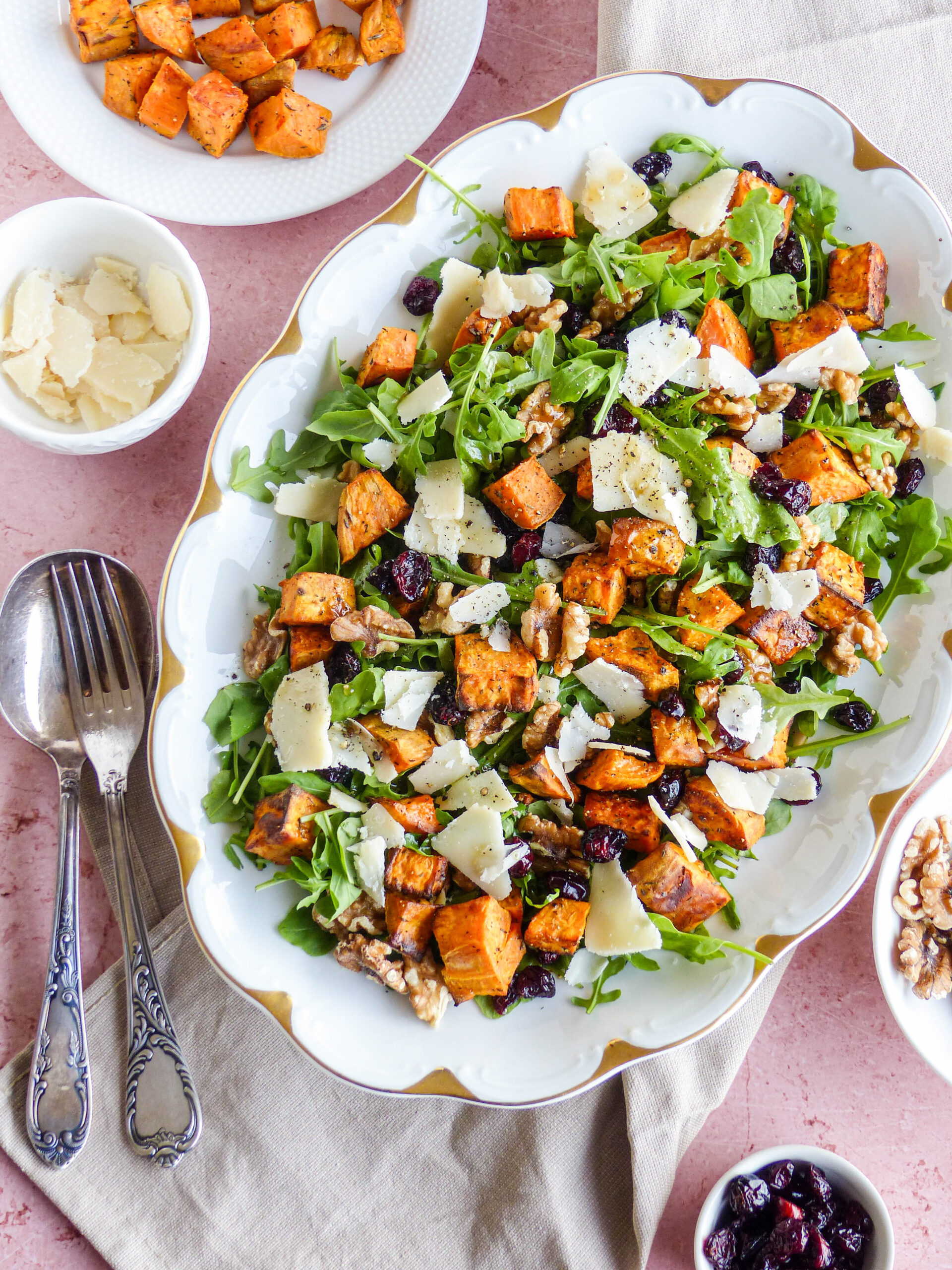 Herbstlicher Süßkartoffelsalat mit Rucola, Walnüssen & Cranberries - Anna Lee EATS.