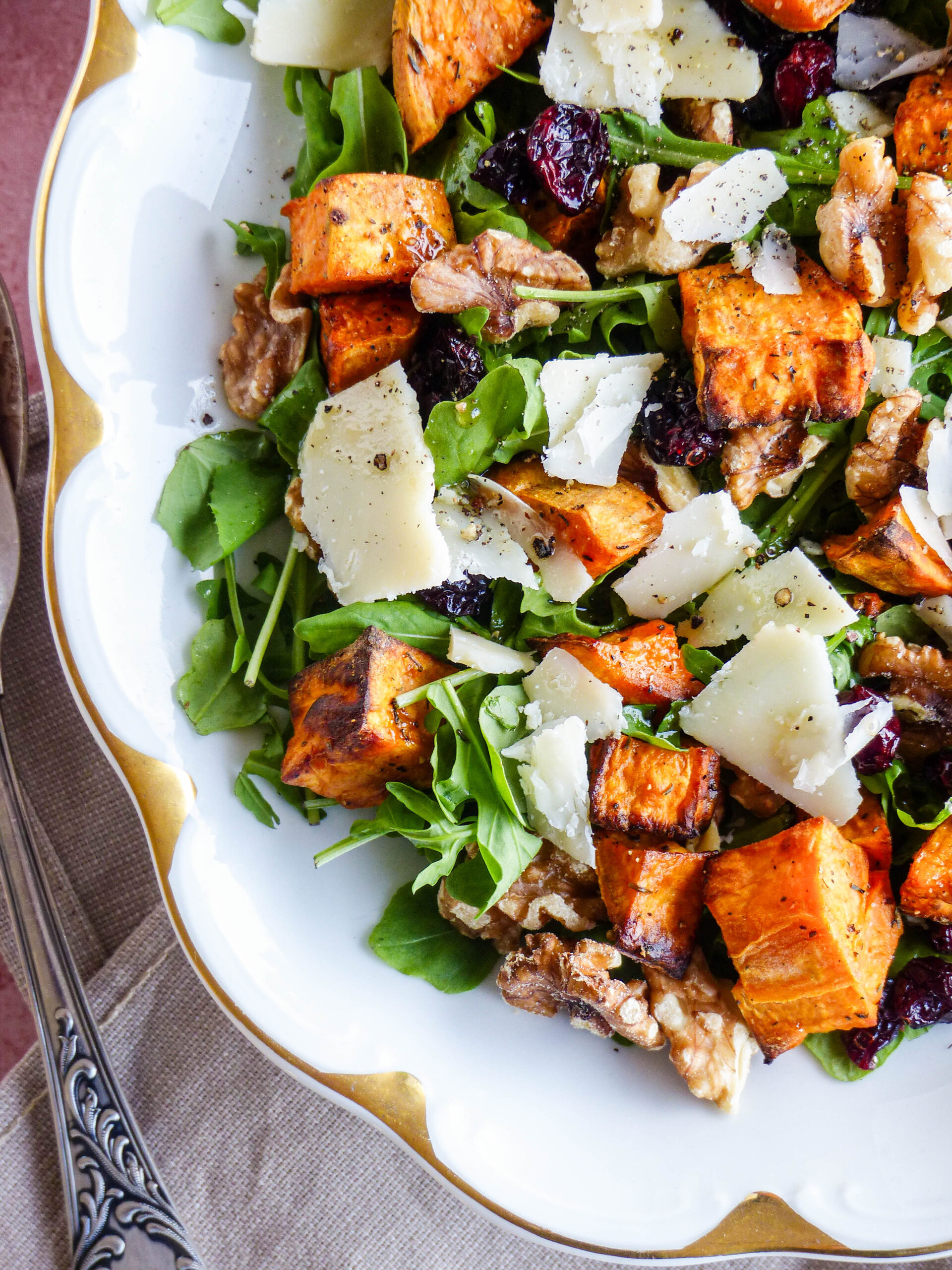 Herbstlicher Süßkartoffelsalat mit Rucola, Walnüssen & Cranberries - Anna Lee EATS.