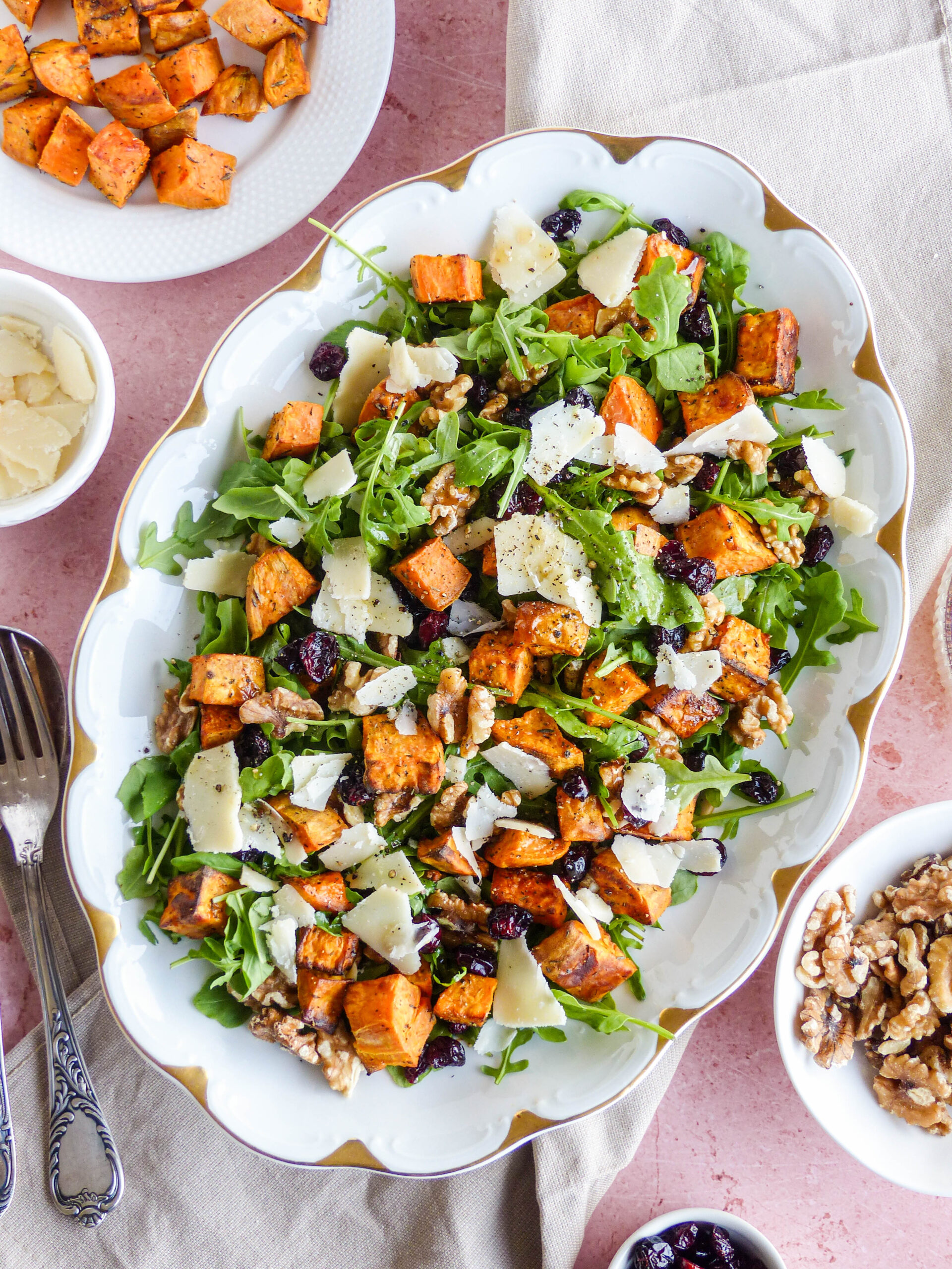 Herbstlicher Süßkartoffelsalat mit Rucola, Walnüssen & Cranberries - Anna Lee EATS.