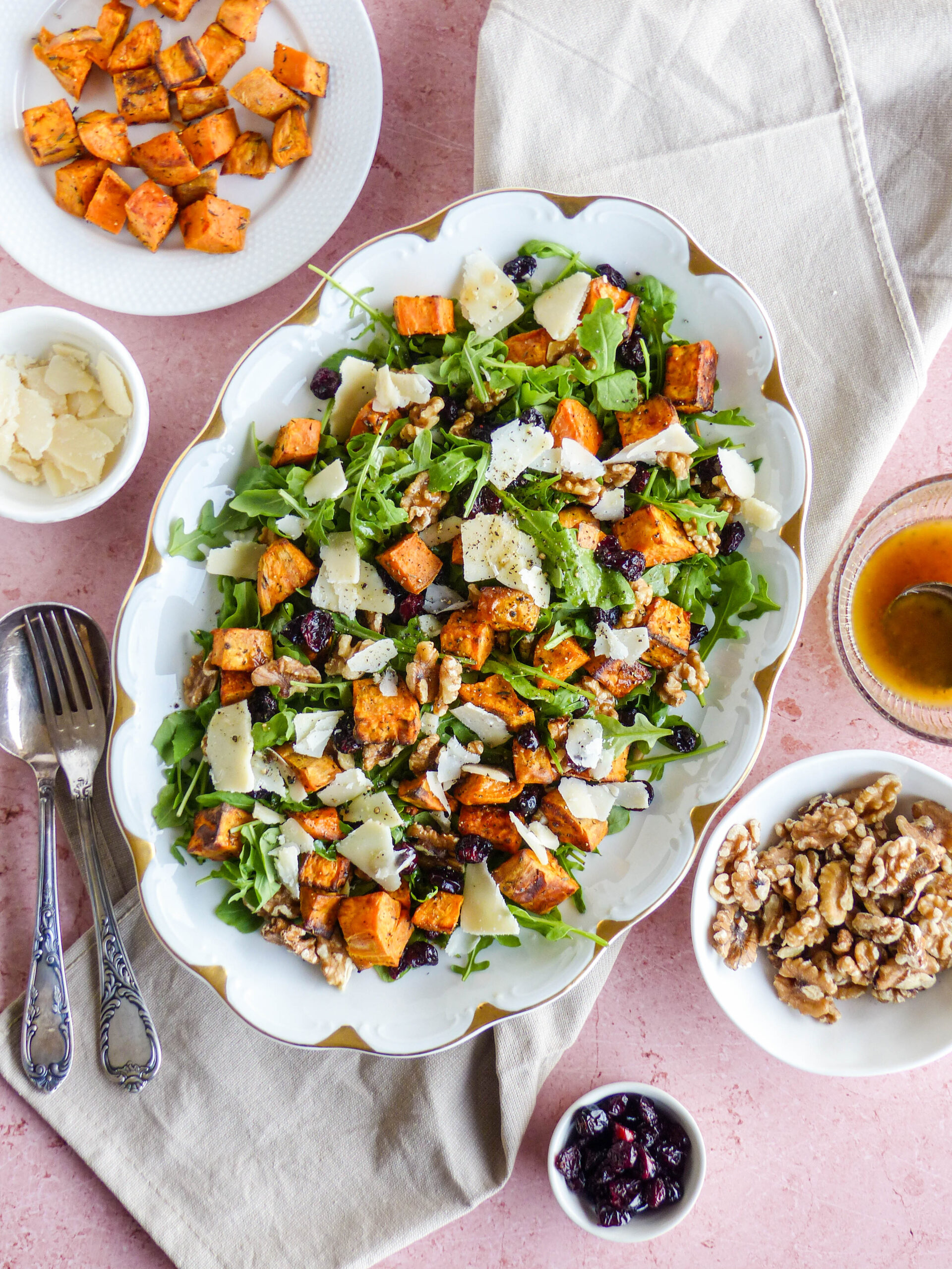 Herbstlicher Süßkartoffelsalat mit Rucola, Walnüssen & Cranberries - Anna Lee EATS.