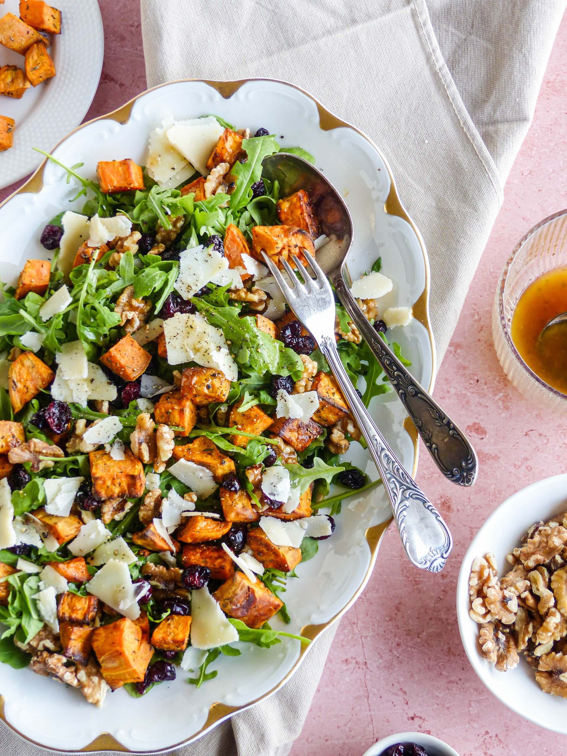 Herbstlicher Süßkartoffelsalat mit Rucola, Walnüssen & Cranberries - Anna Lee EATS.