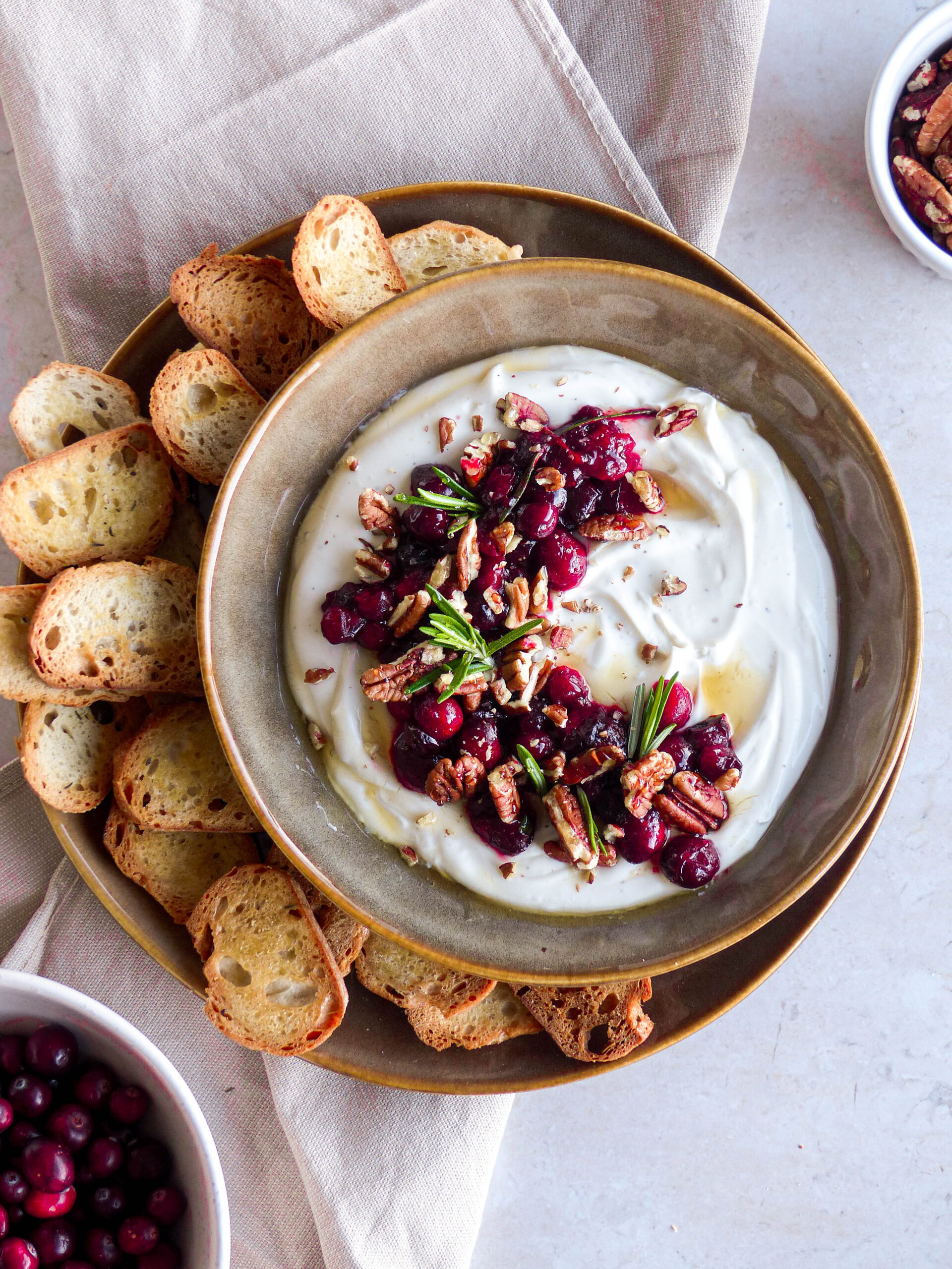 Ziegenkäsecreme mit Cranberry-Kompott & Pecannüssen - Anna Lee EATS.