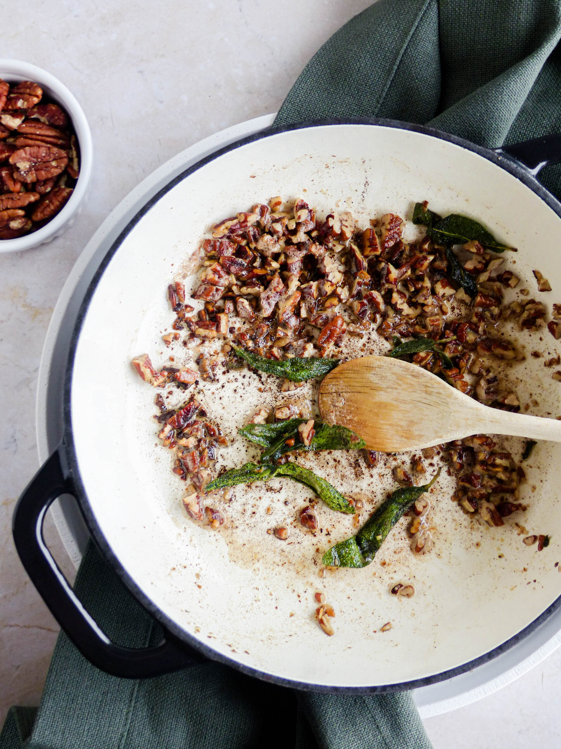 Kürbis Dip mit Pecannüssen & Salbei