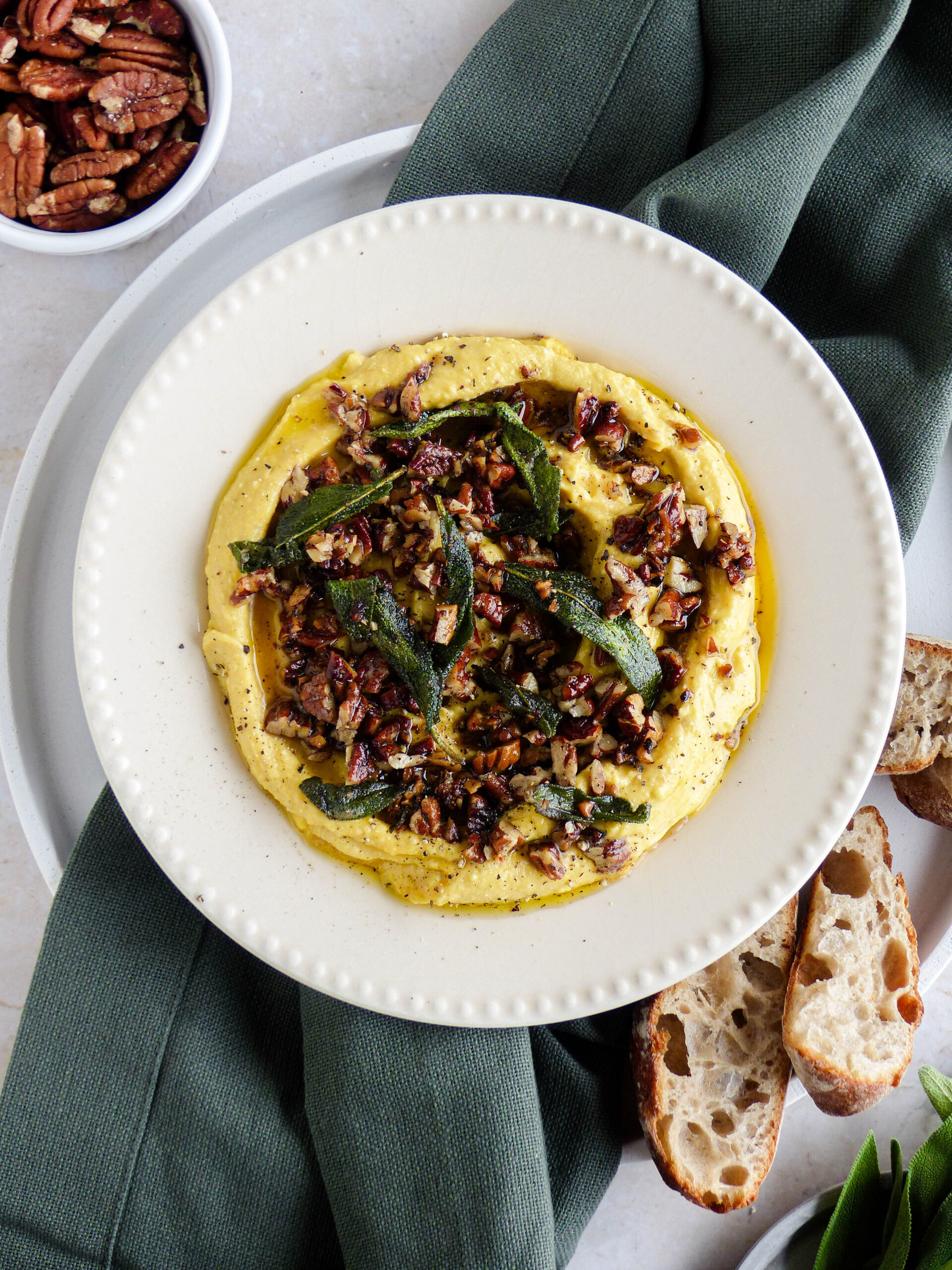 Kürbis Dip mit Pecannüssen & Salbei