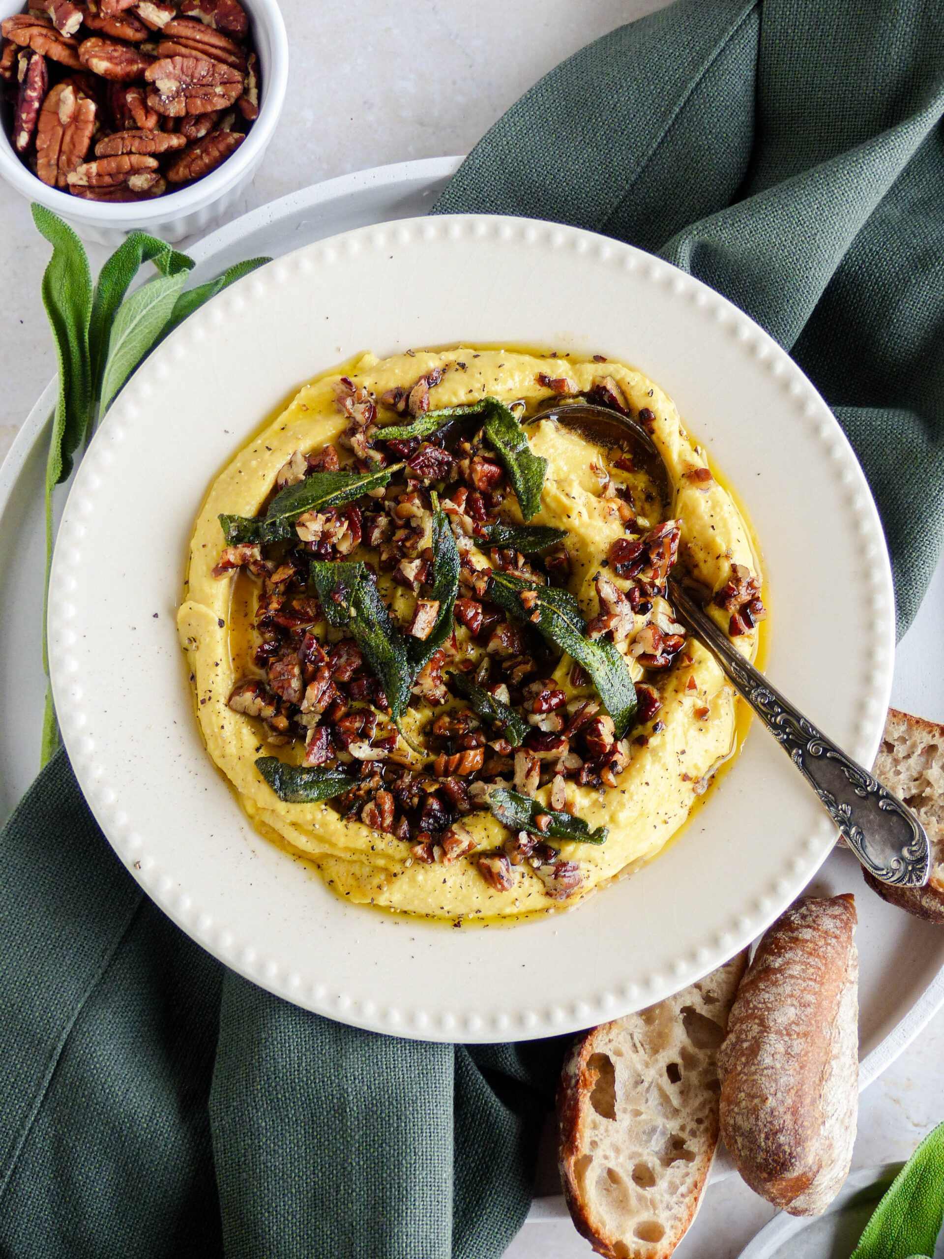 Kürbis Dip mit Pecannüssen & Salbei