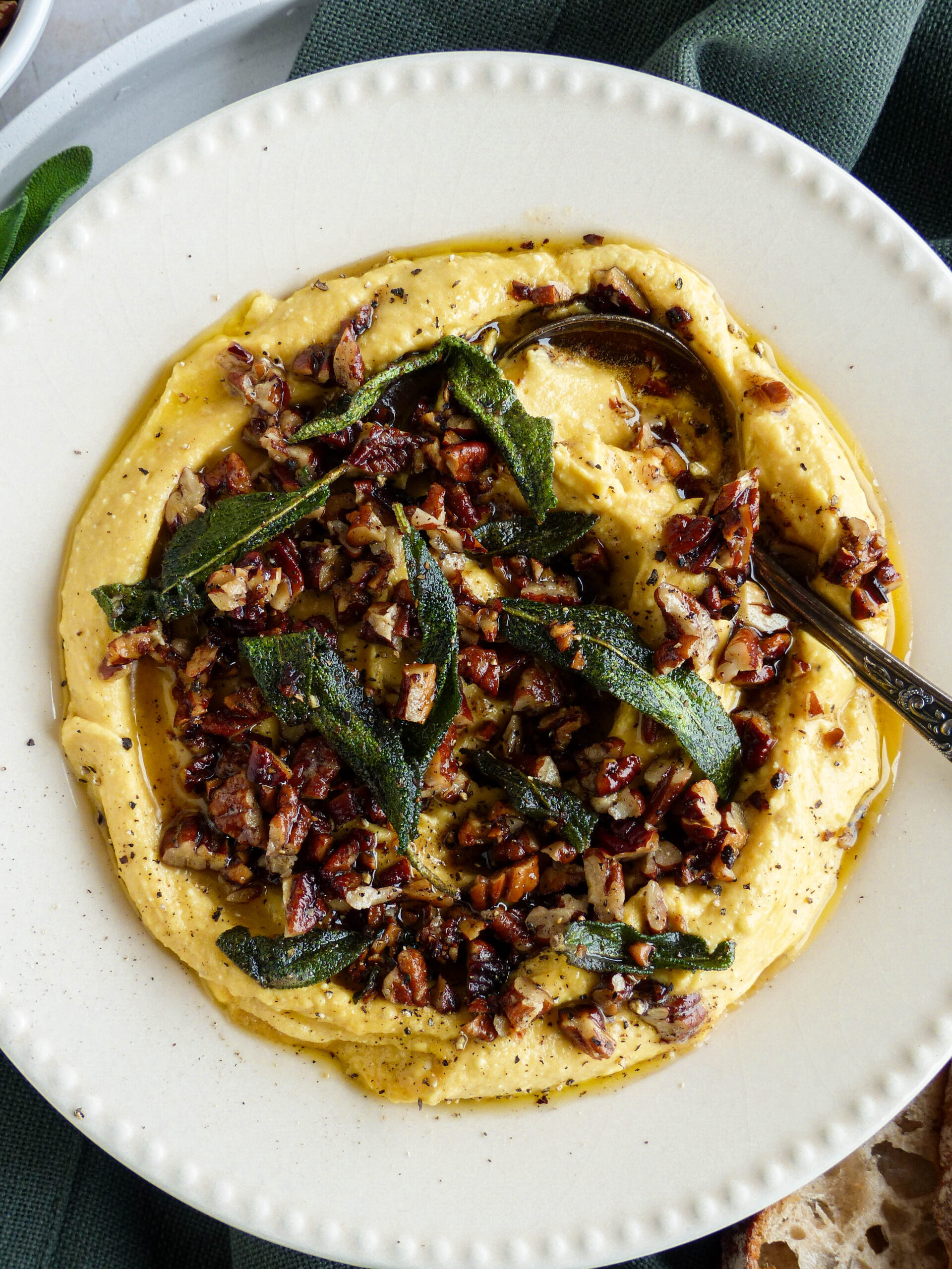 Kürbis Dip mit Pecannüssen & Salbei