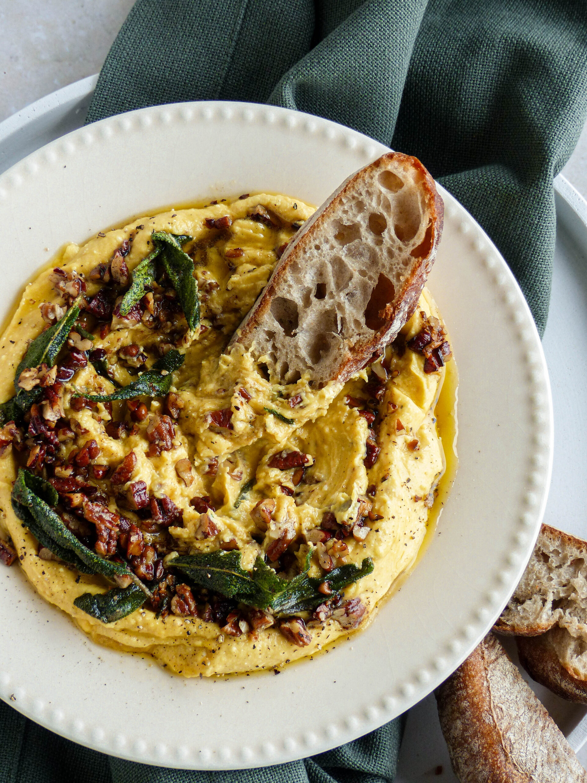 Kürbis Dip mit Pecannüssen & Salbei