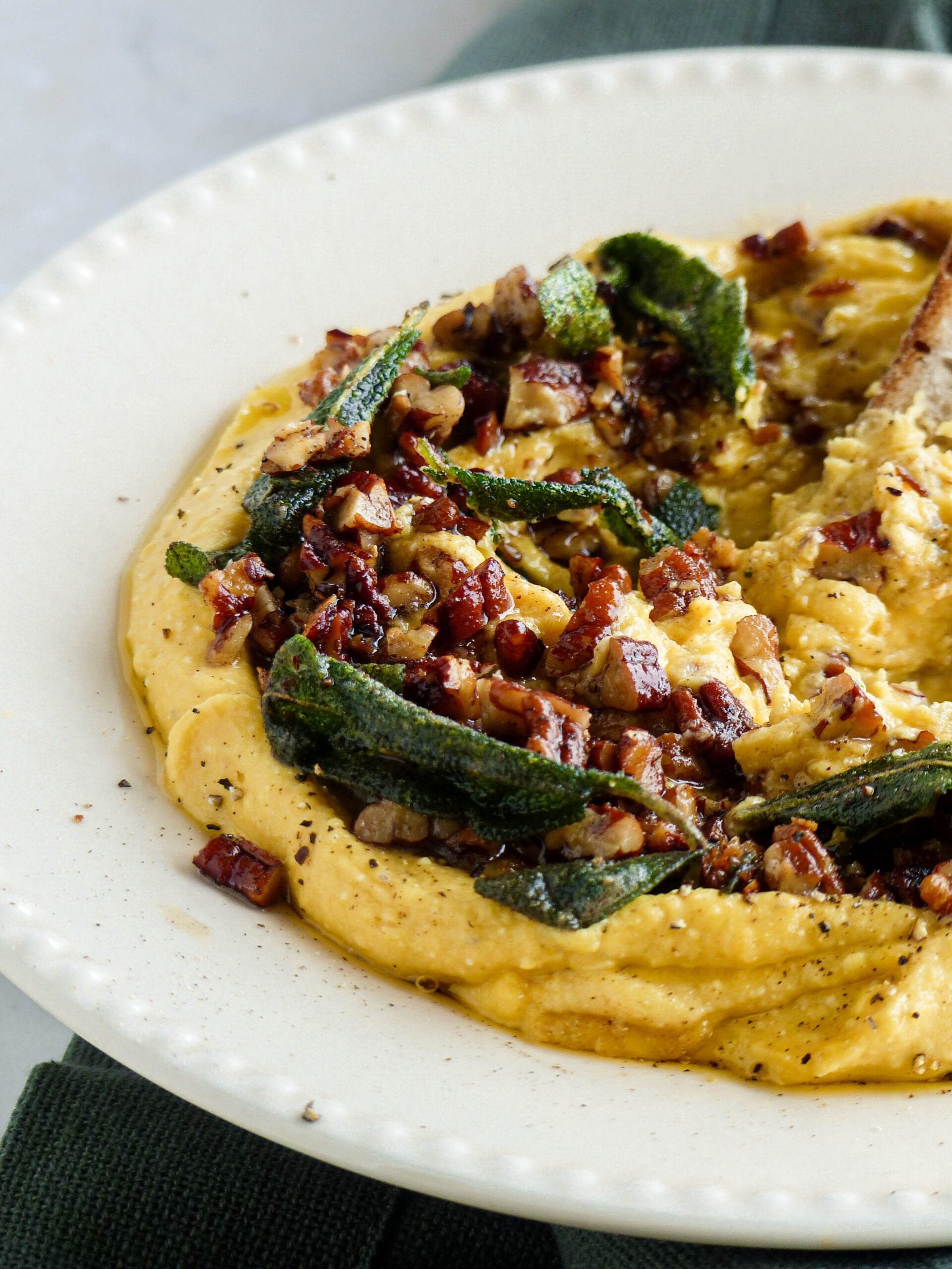 Kürbis Dip mit Pecannüssen & Salbei