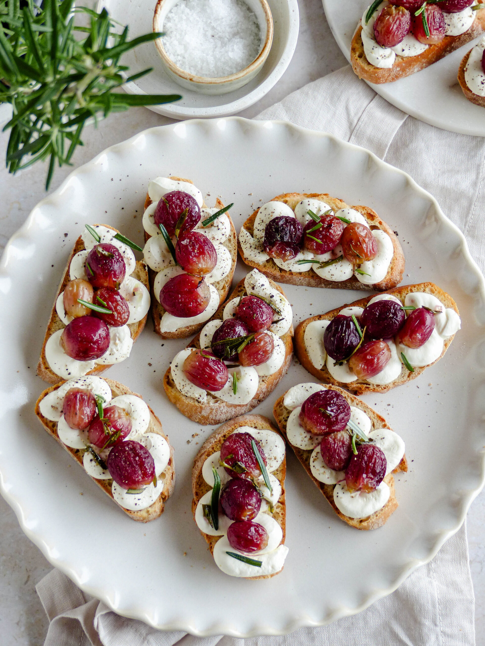 Canapés mit gerösteten Weintrauben und Rosmarin - Anna Lee EATS.