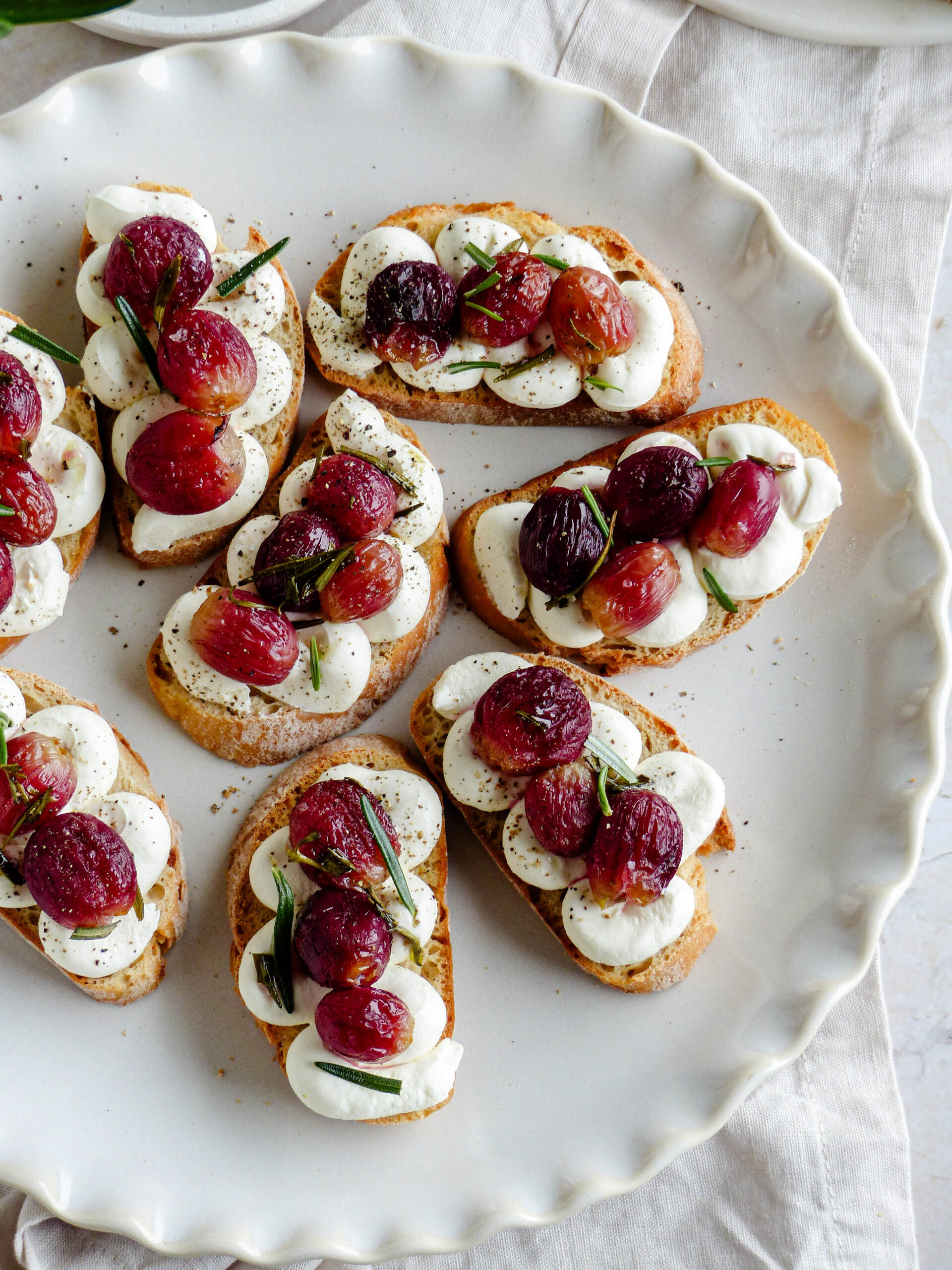 Canapés mit gerösteten Weintrauben und Rosmarin - Anna Lee EATS.