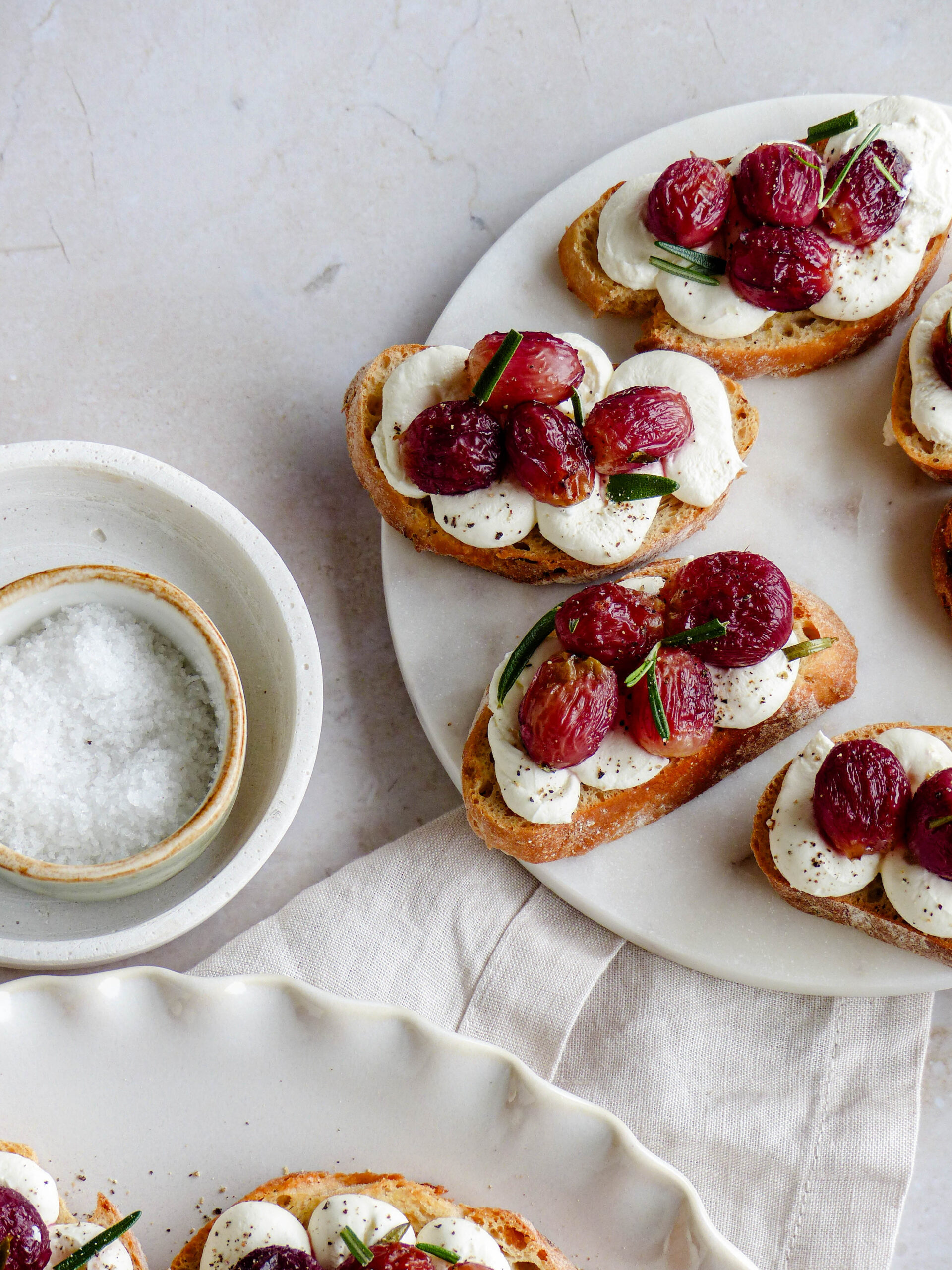 Canapés mit gerösteten Weintrauben und Rosmarin - Anna Lee EATS.