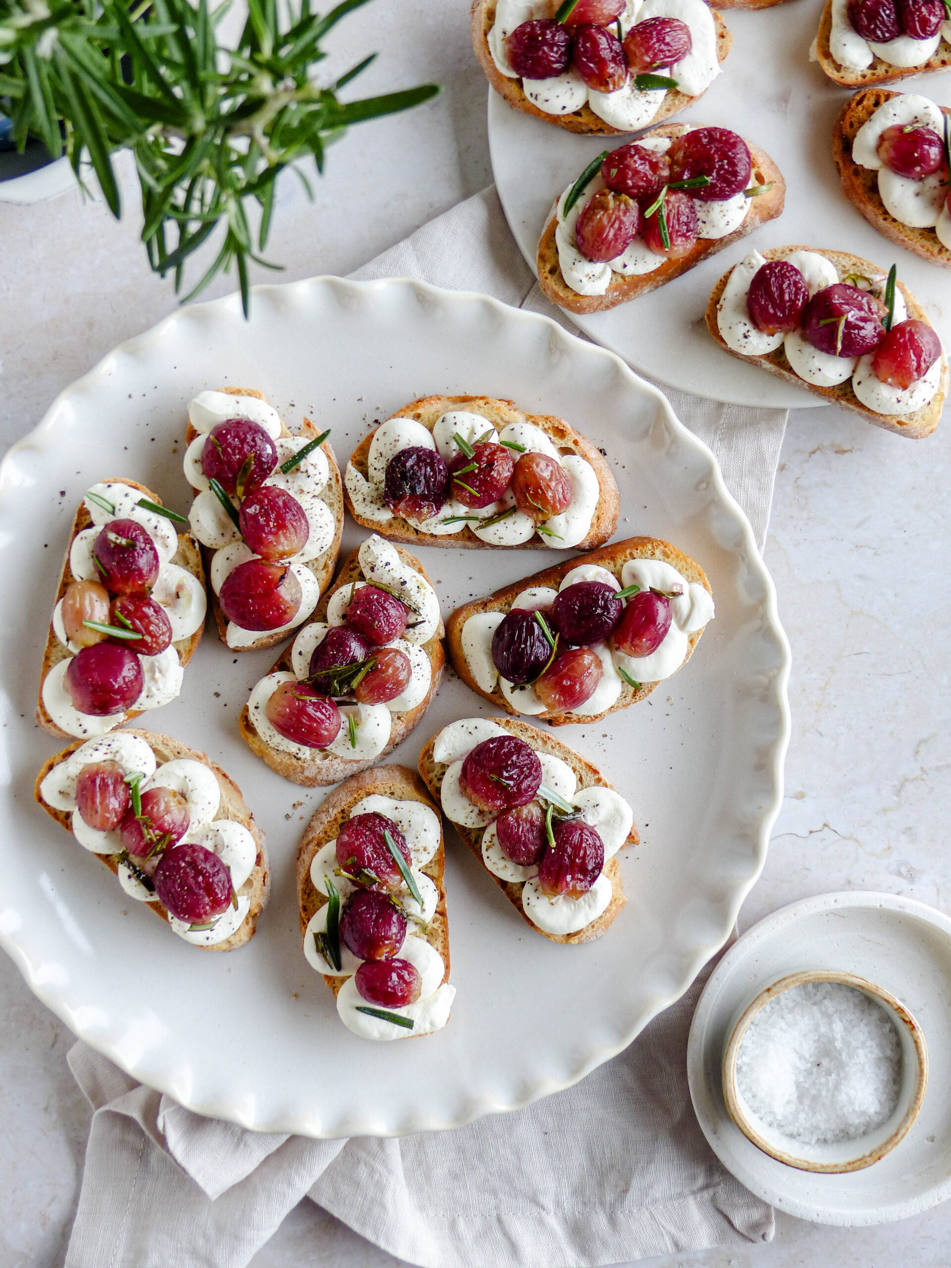 Canapés mit gerösteten Weintrauben und Rosmarin - Anna Lee EATS.
