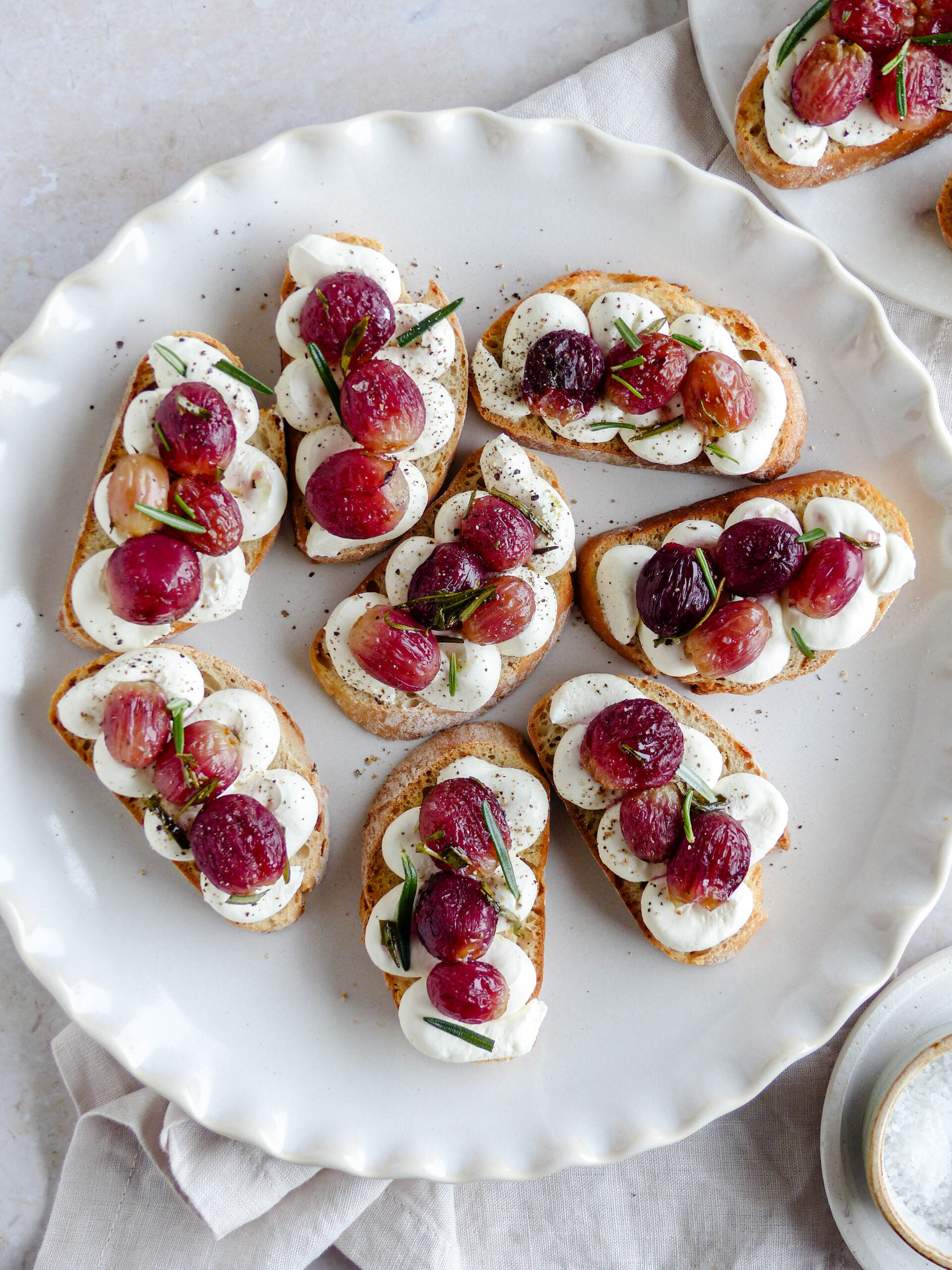 Canapés mit gerösteten Weintrauben und Rosmarin - Anna Lee EATS.