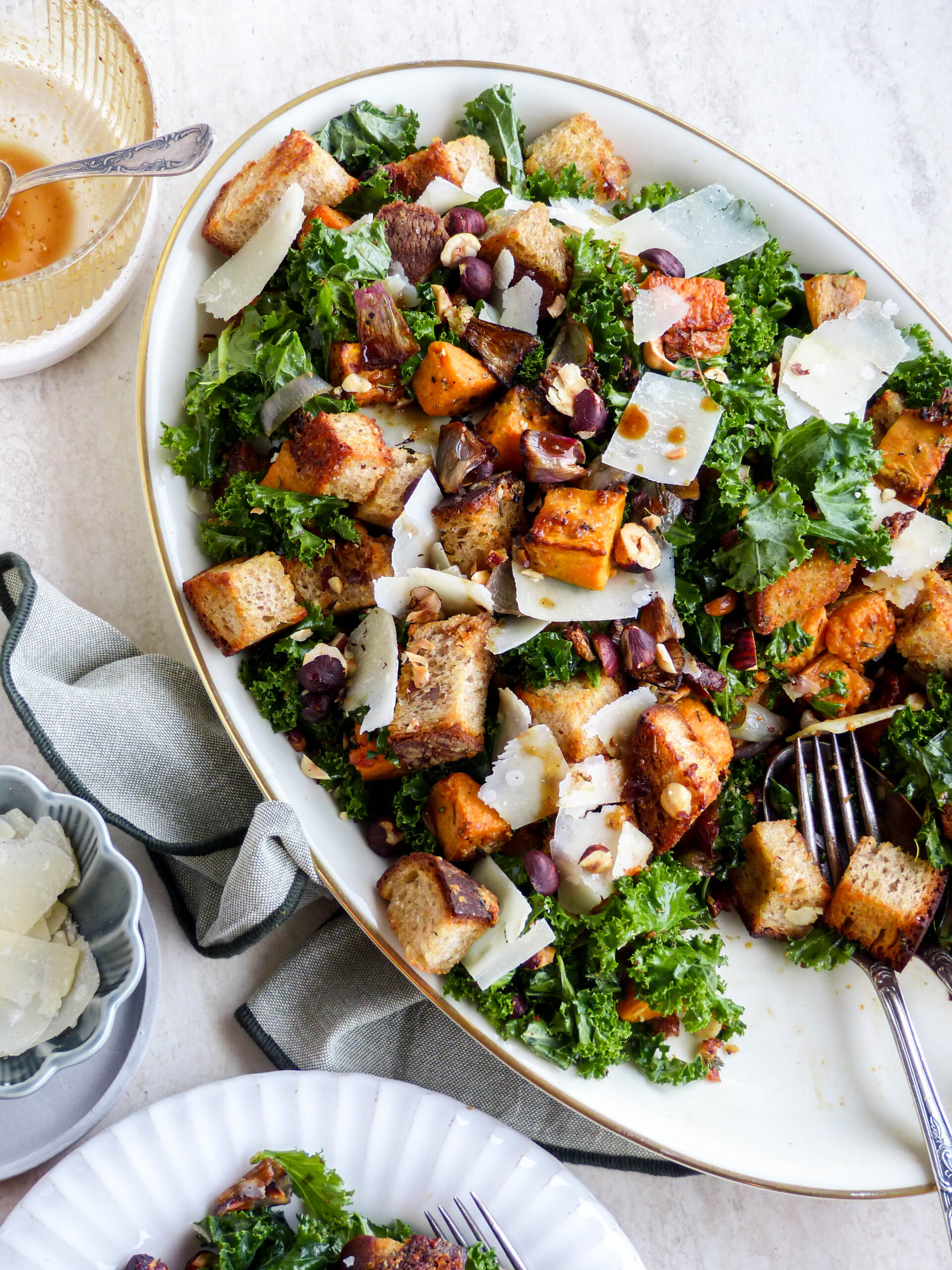 Herbst Panzanella mit Kürbis & Grünkohl – Einfacher Herbstsalat - Anna Lee EATS.