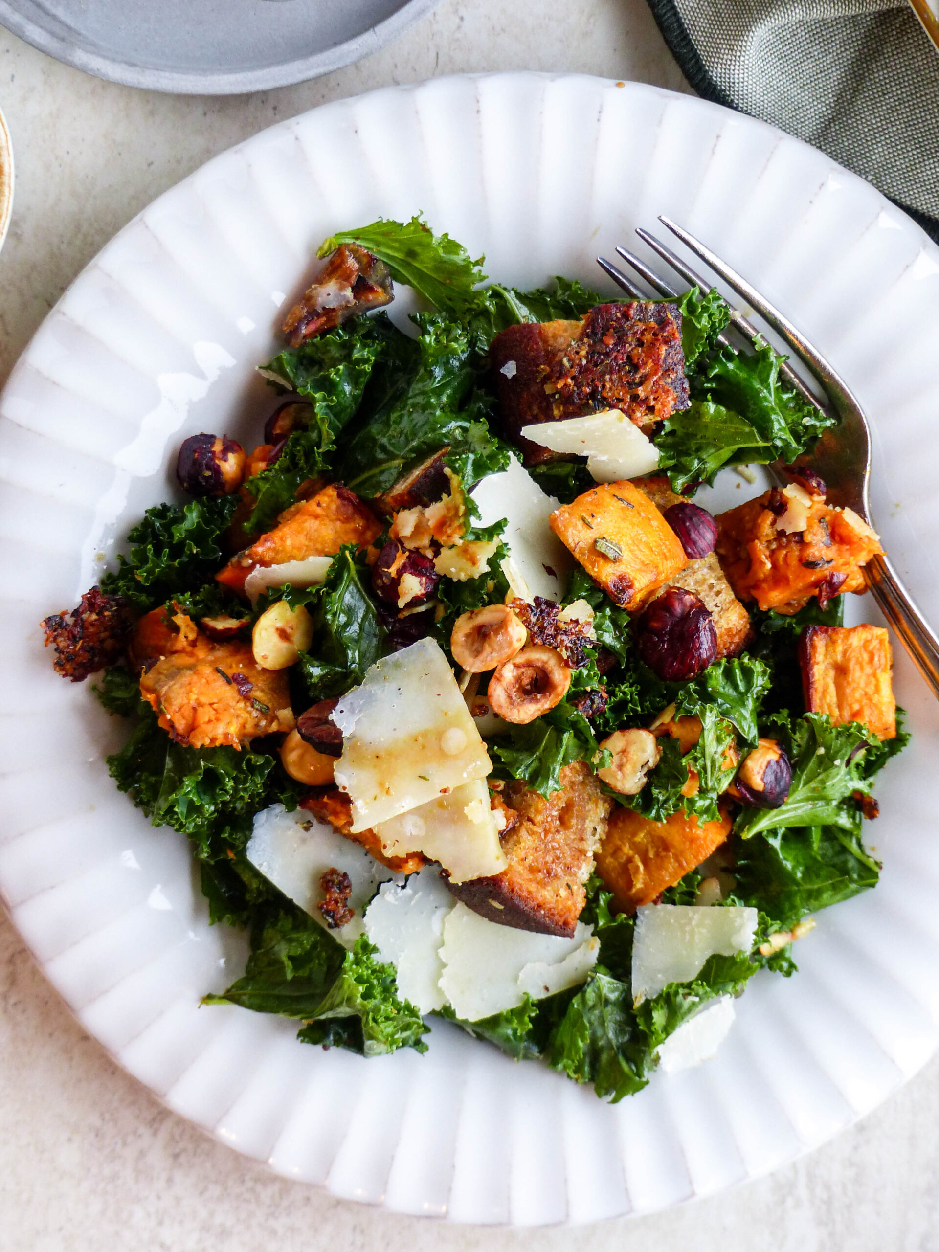 Herbst Panzanella mit Kürbis & Grünkohl – Einfacher Herbstsalat - Anna Lee EATS.