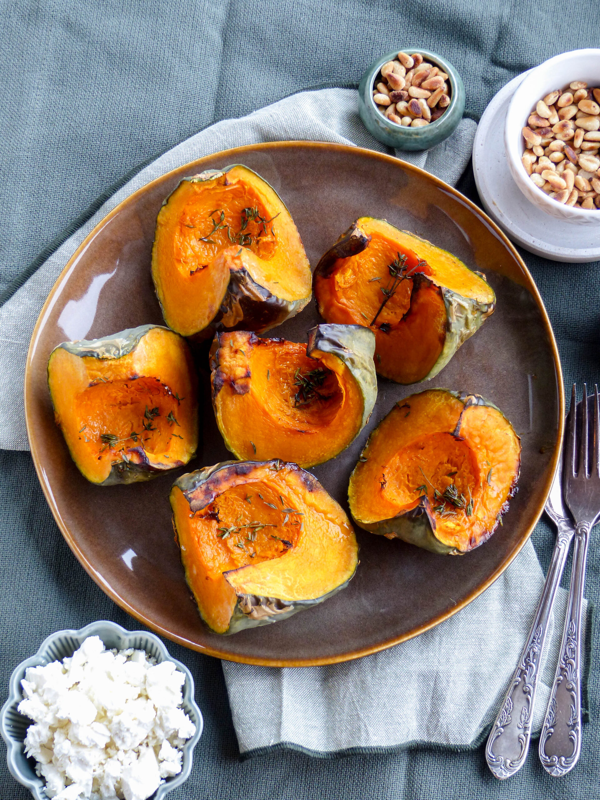 Gerösteter Kürbis mit Ahornsirup, Feta und Pinienkerne - Anna Lee EATS.