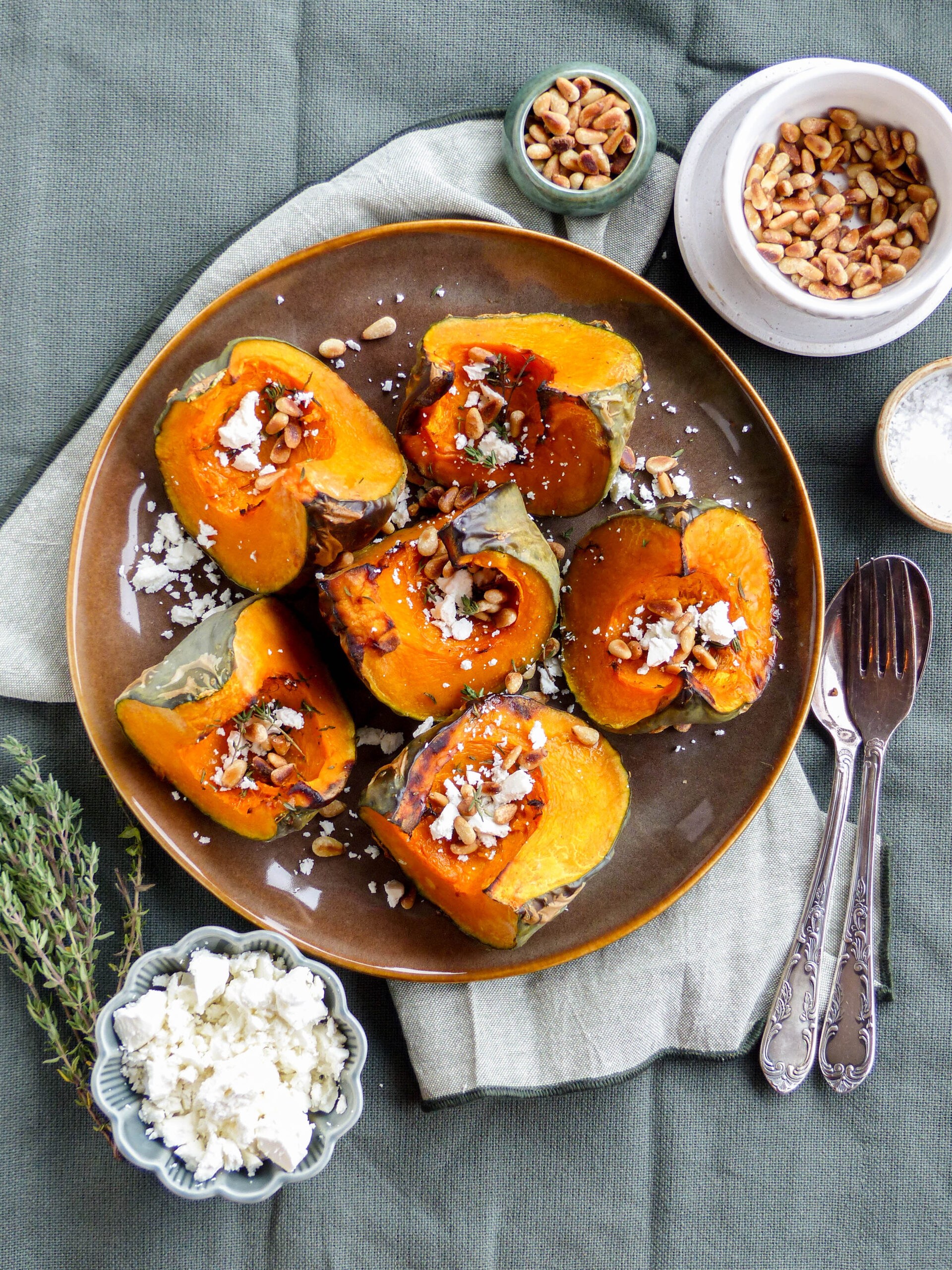 Gerösteter Kürbis mit Ahornsirup, Feta und Pinienkerne - Anna Lee EATS.