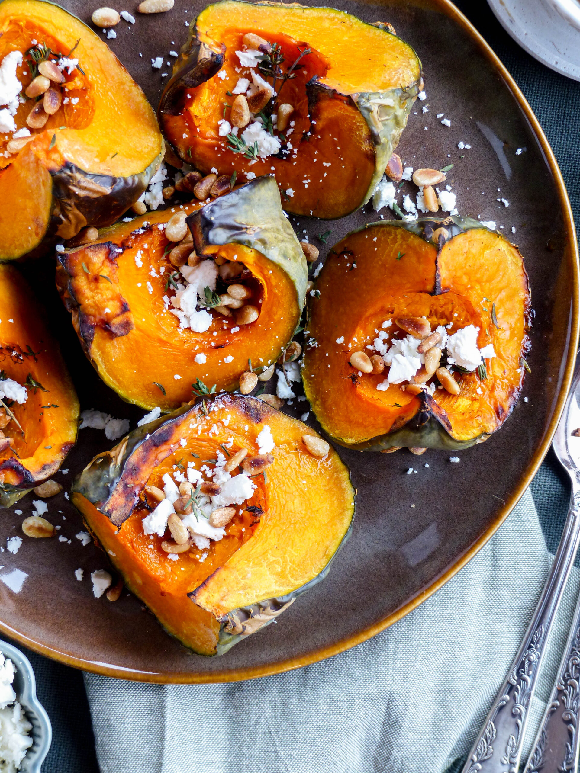 Gerösteter Kürbis mit Ahornsirup, Feta und Pinienkerne - Anna Lee EATS.