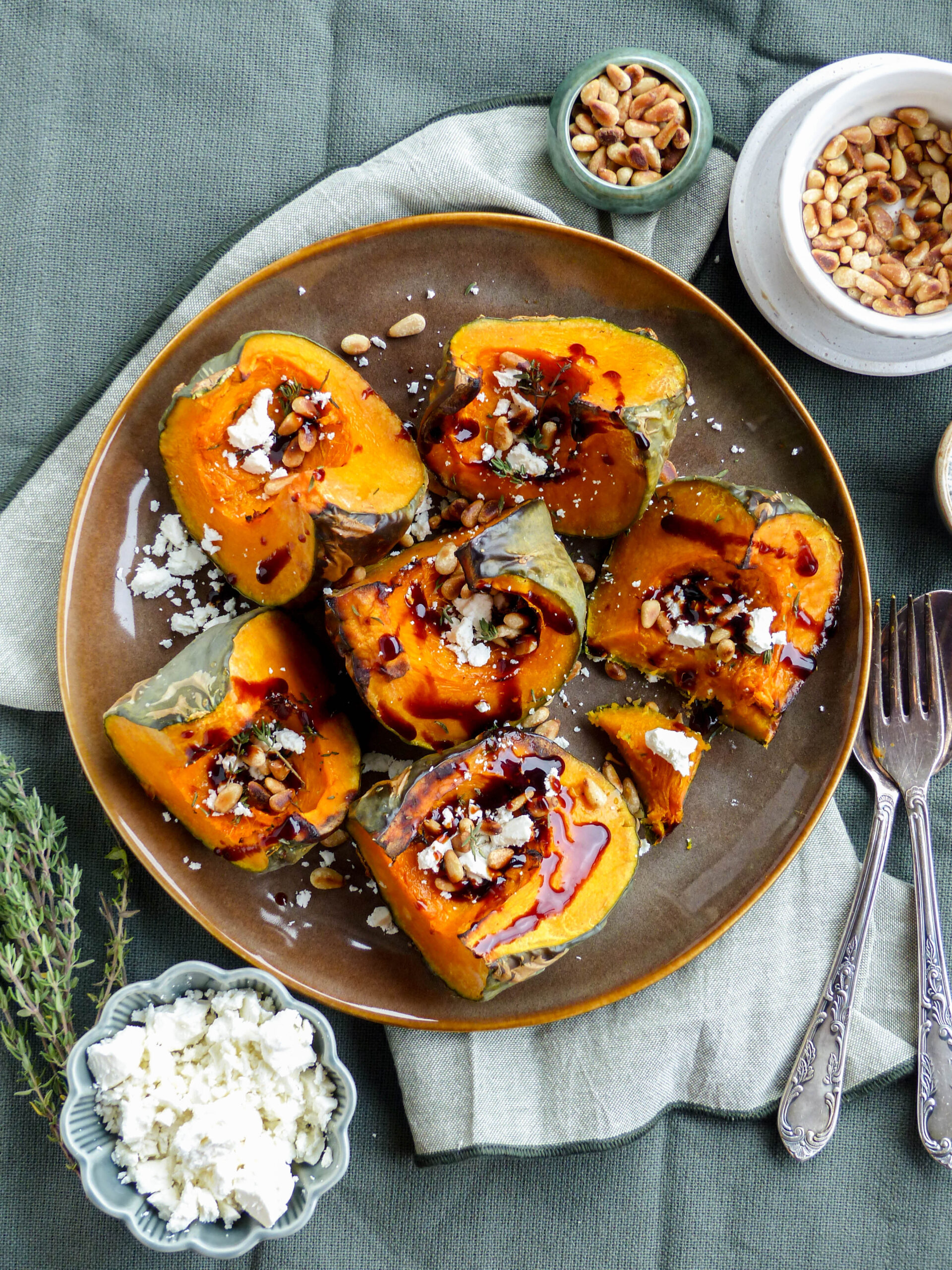 Gerösteter Kürbis mit Ahornsirup, Feta und Pinienkerne - Anna Lee EATS.