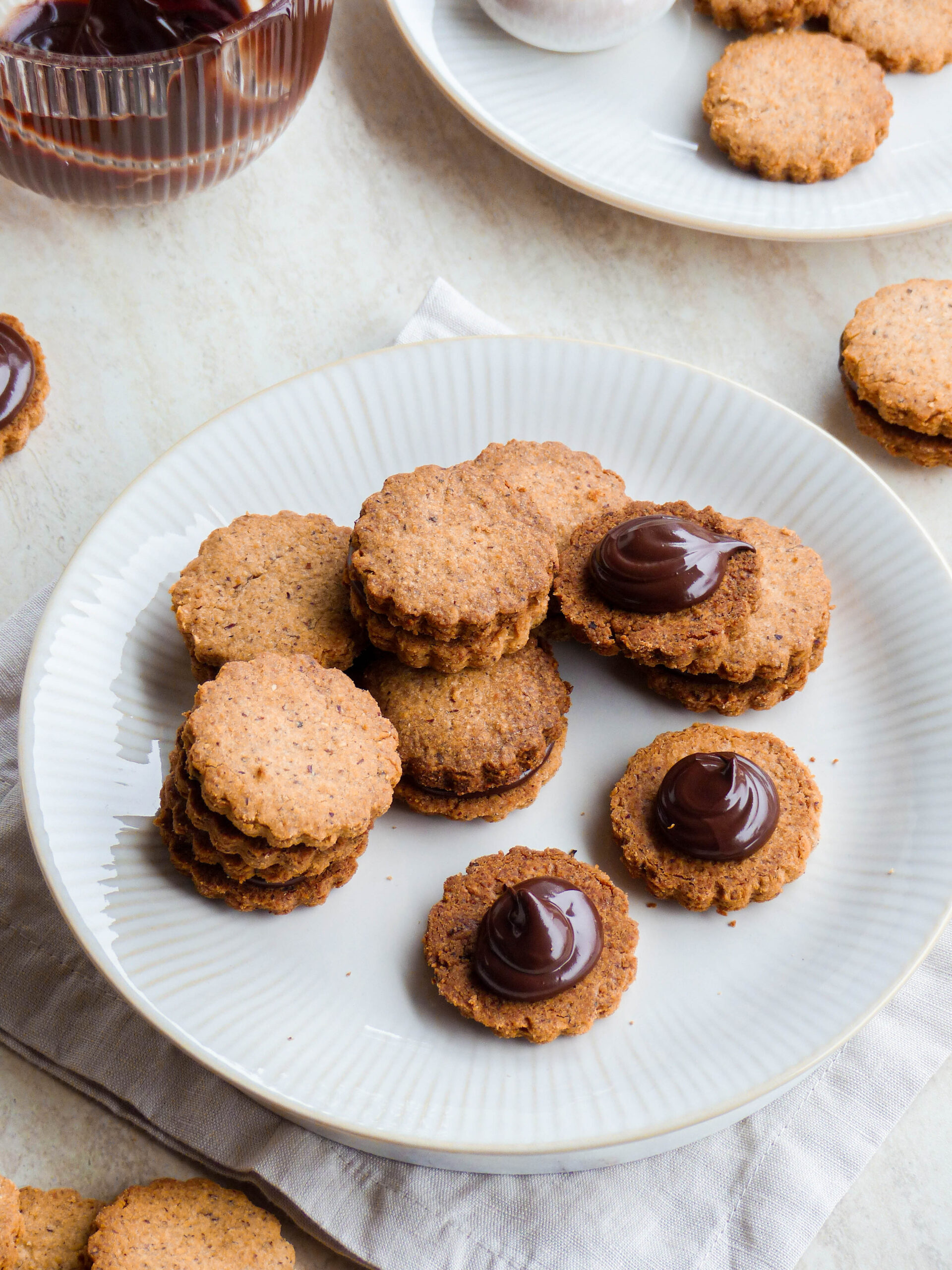 Sandwich Haselnuss Cookies - Haselnusskekse mit Nuss-Nougat-Füllung - Anna Lee EATS.