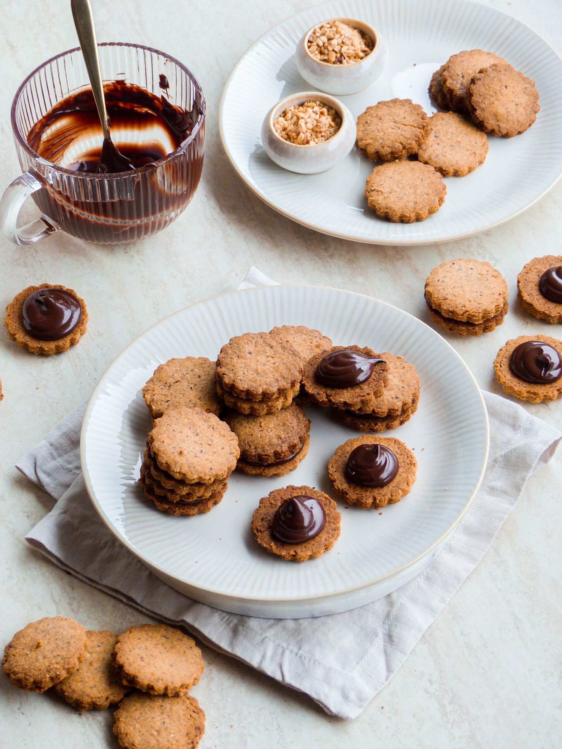 Sandwich Haselnuss Cookies - Haselnusskekse mit Nuss-Nougat-Füllung - Anna Lee EATS.