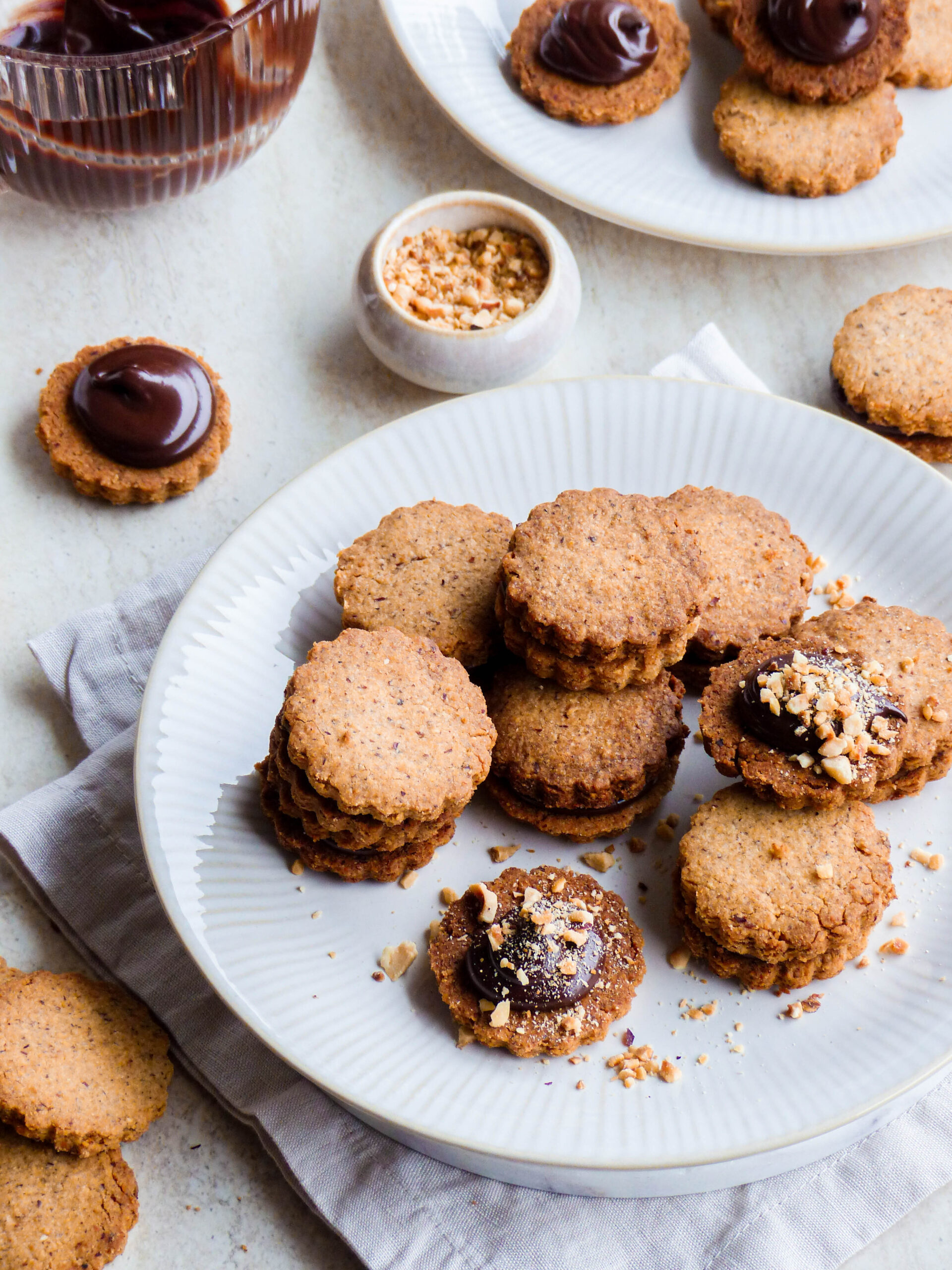Sandwich Haselnuss Cookies - Haselnusskekse mit Nuss-Nougat-Füllung - Anna Lee EATS.