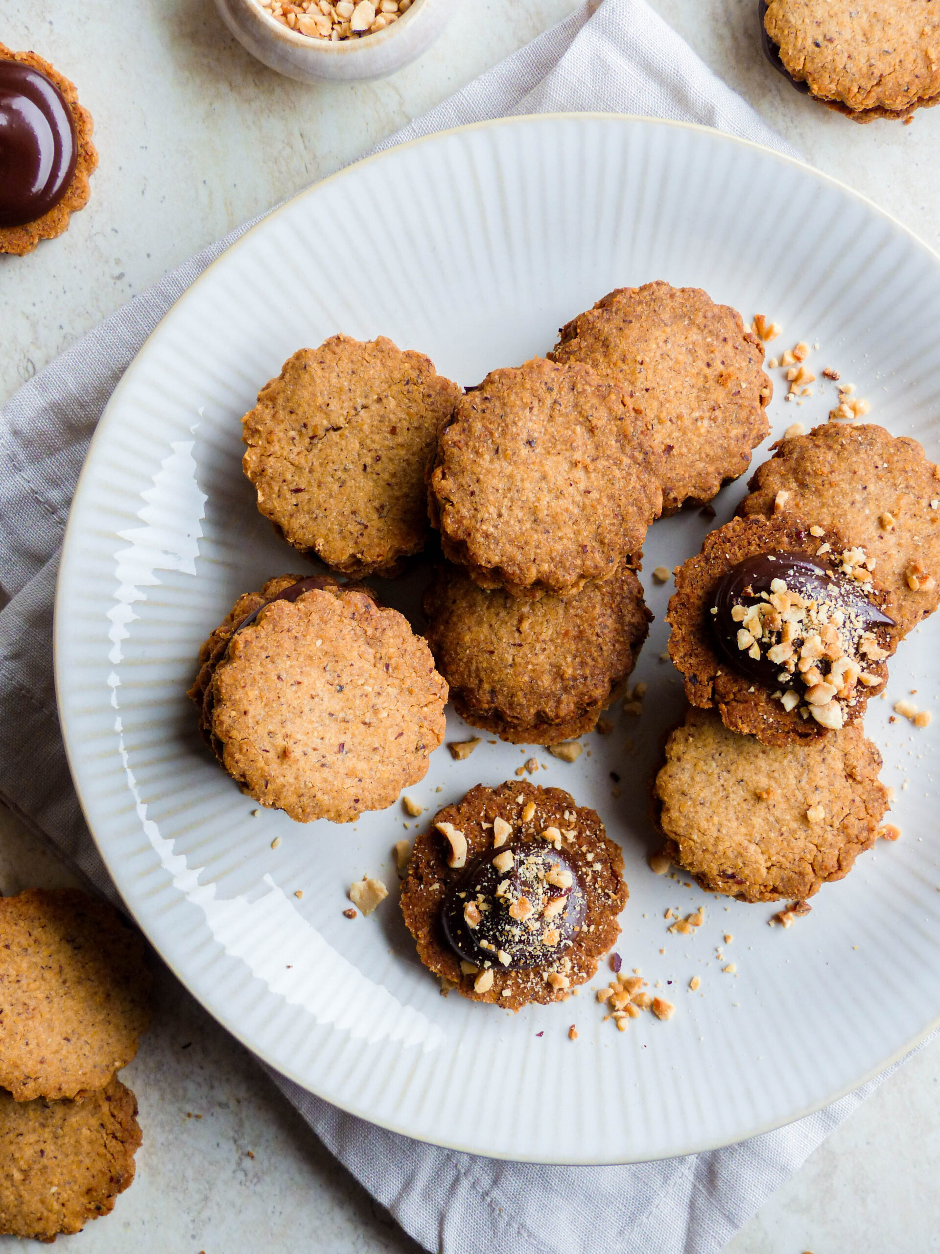 Sandwich Haselnuss Cookies - Haselnusskekse mit Nuss-Nougat-Füllung - Anna Lee EATS.